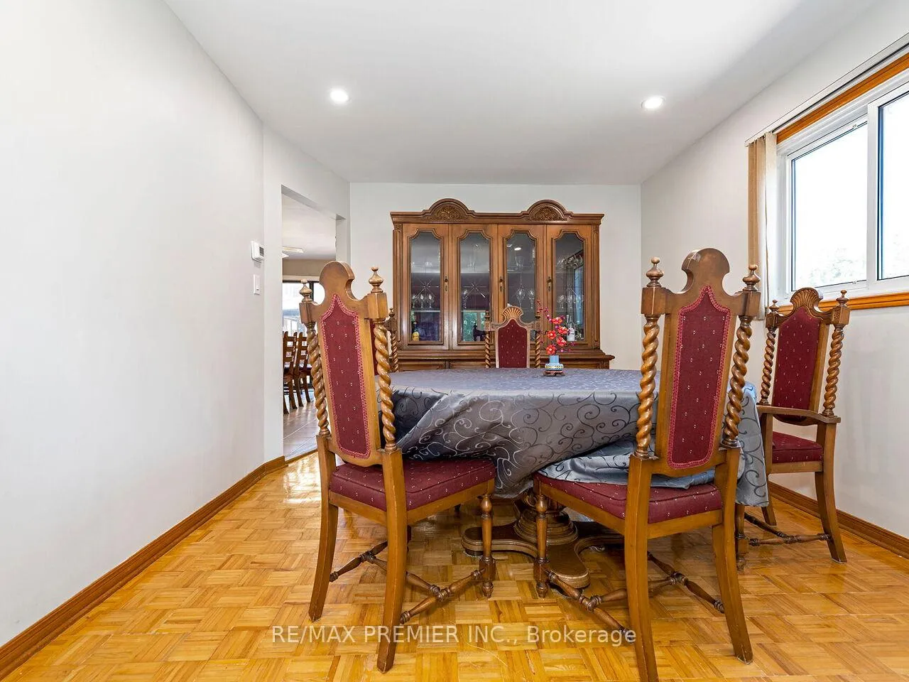 Photo 10 of 39 Brydon Court, Vaughan, Maple — HOMEH