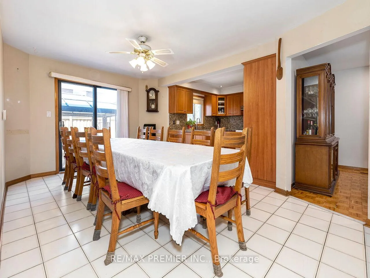 Photo 11 of 39 Brydon Court, Vaughan, Maple — HOMEH