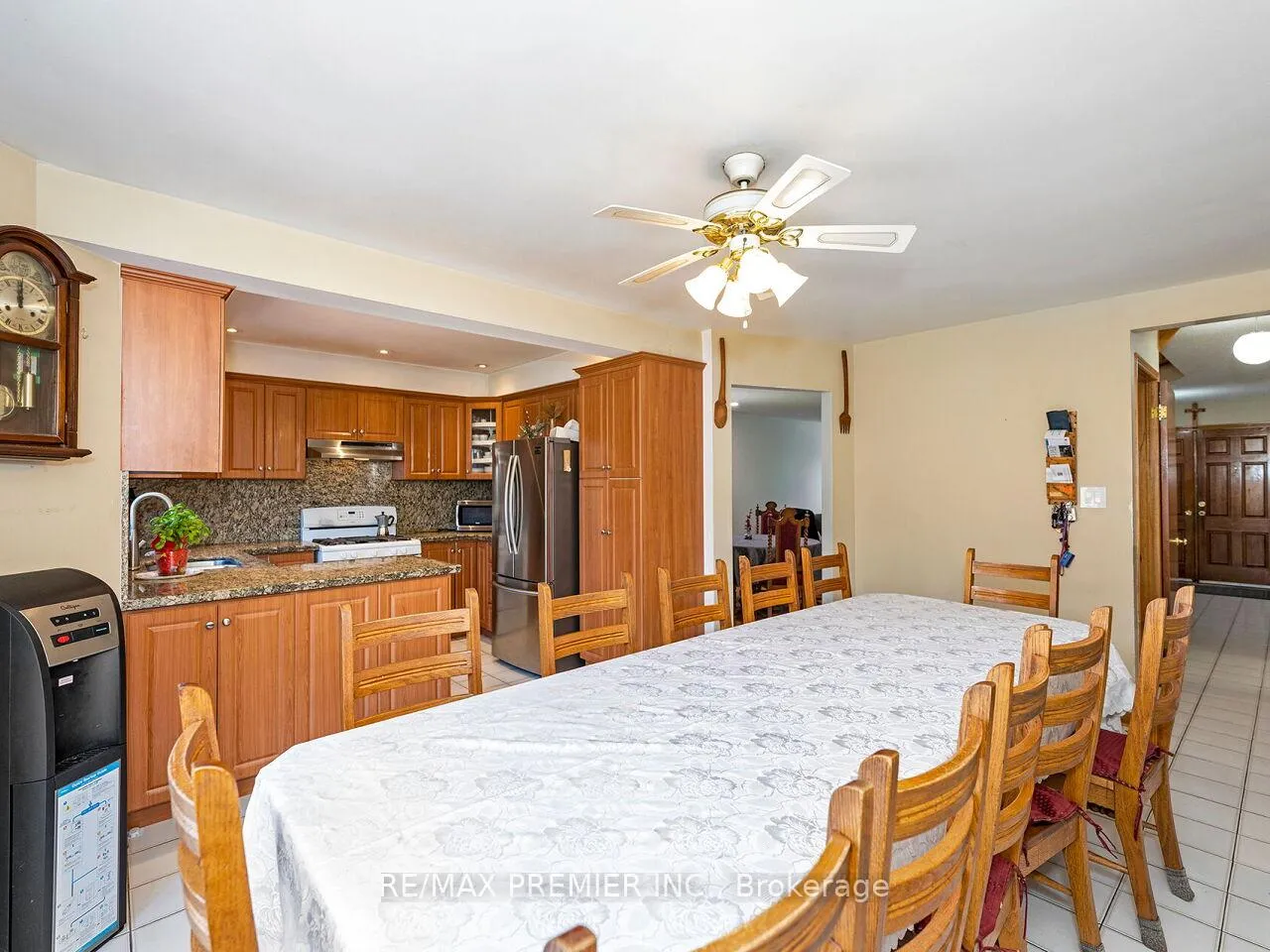 Photo 12 of 39 Brydon Court, Vaughan, Maple — HOMEH