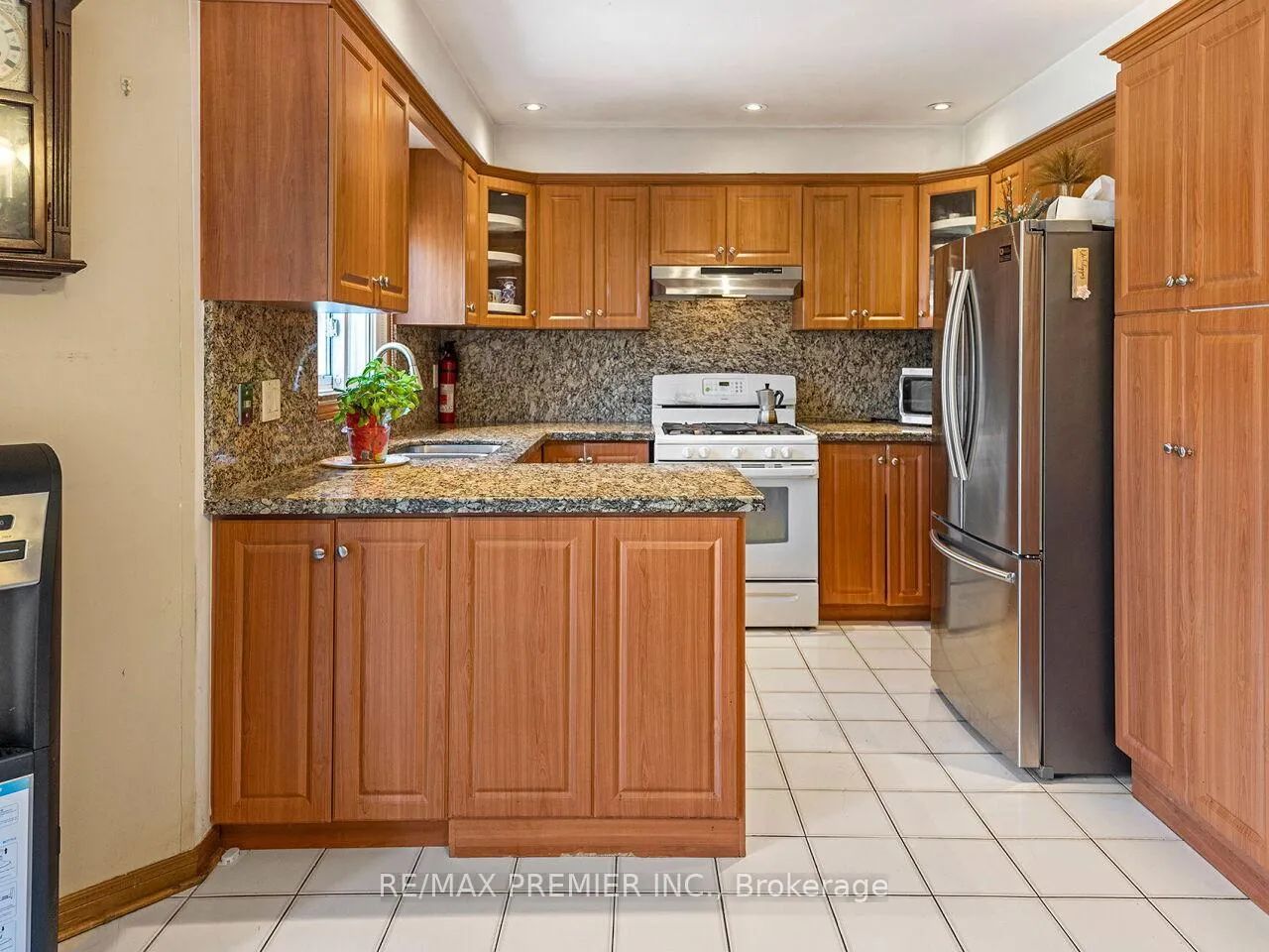 Photo 13 of 39 Brydon Court, Vaughan, Maple — HOMEH