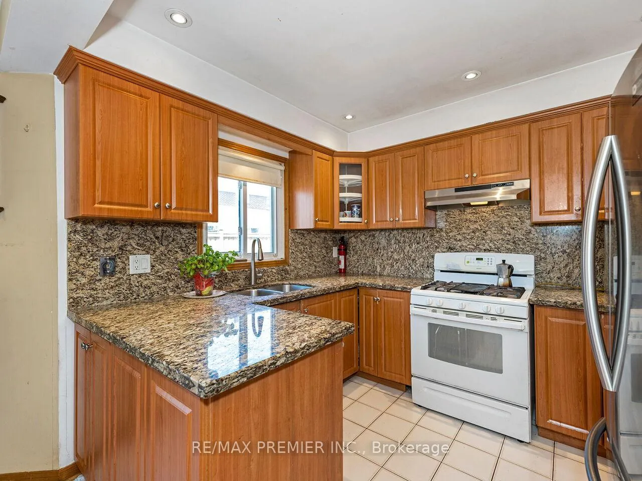 Photo 14 of 39 Brydon Court, Vaughan, Maple — HOMEH