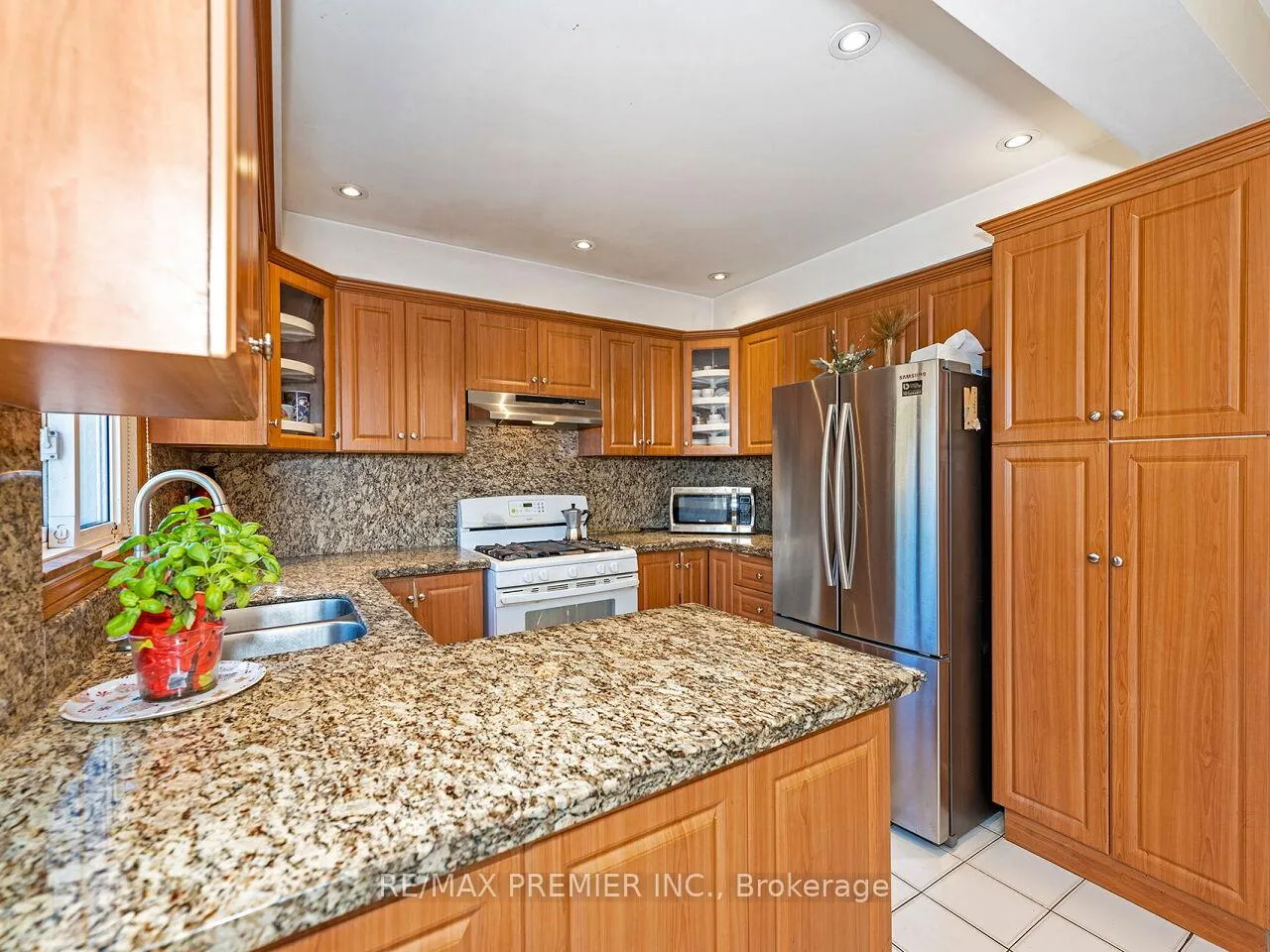 Photo 15 of 39 Brydon Court, Vaughan, Maple — HOMEH