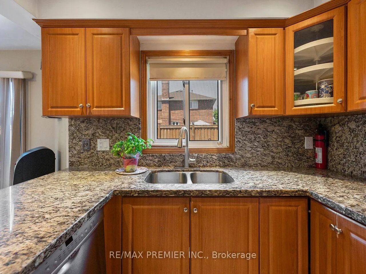 Photo 16 of 39 Brydon Court, Vaughan, Maple — HOMEH