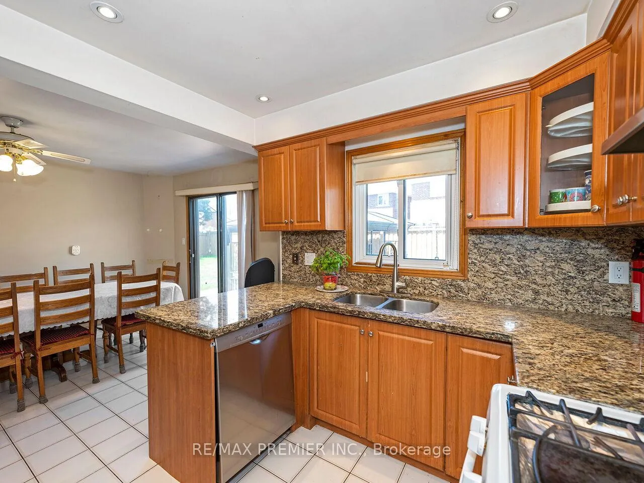 Photo 18 of 39 Brydon Court, Vaughan, Maple — HOMEH