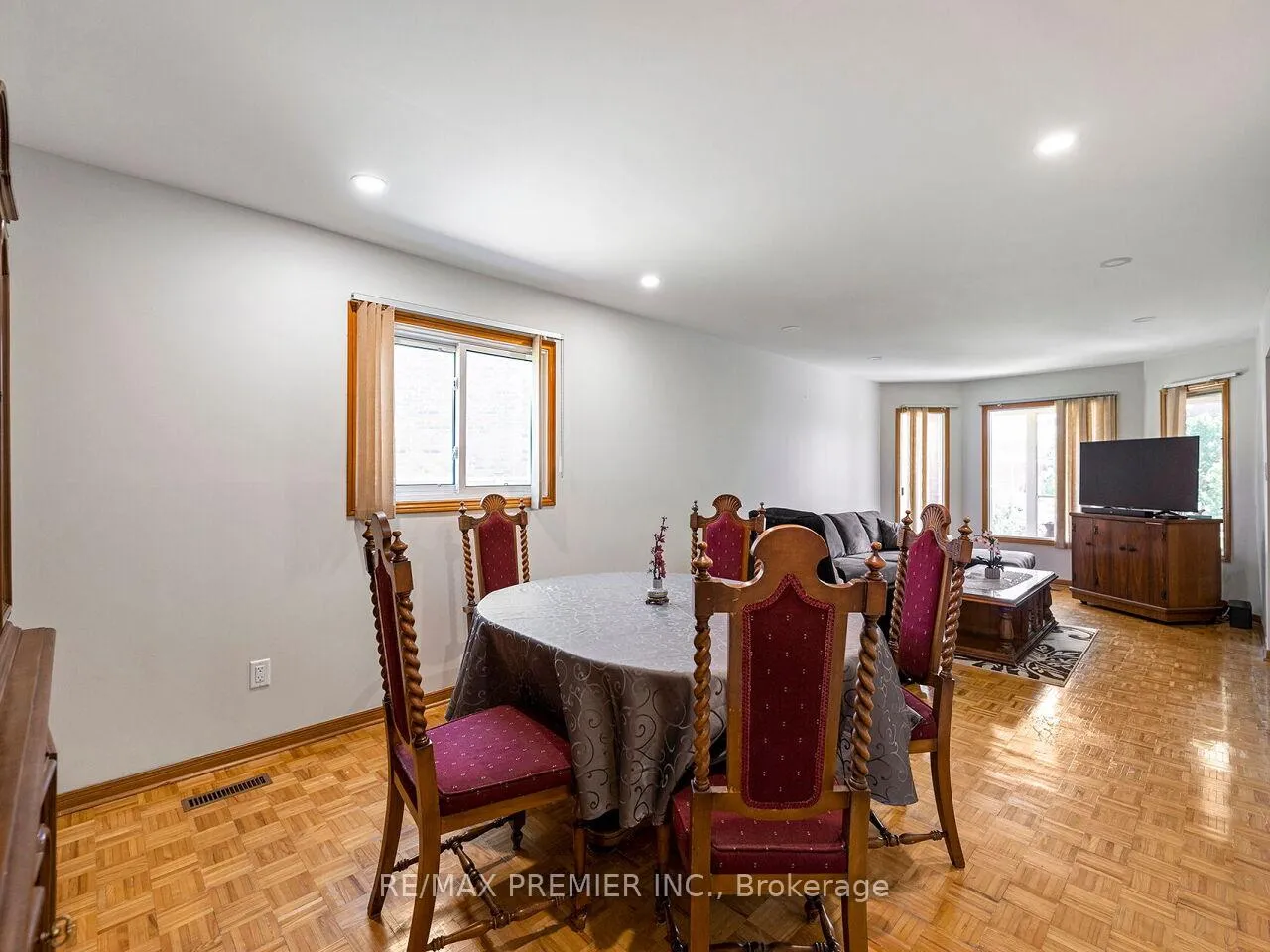 Photo 19 of 39 Brydon Court, Vaughan, Maple — HOMEH