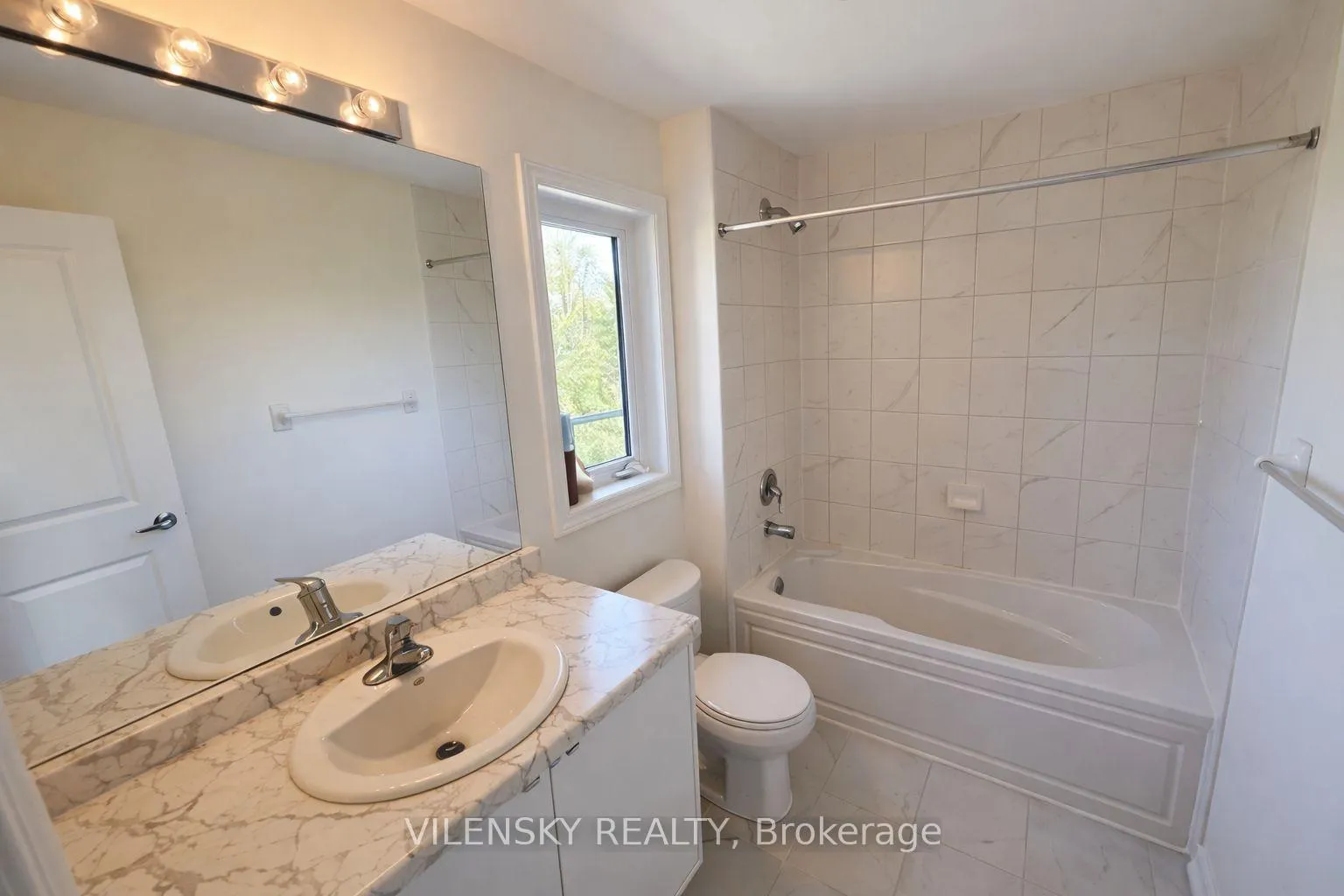Photo 7 of Unit 42, 45 Knotsberry Circle, Brampton, Brampton South — HOMEH