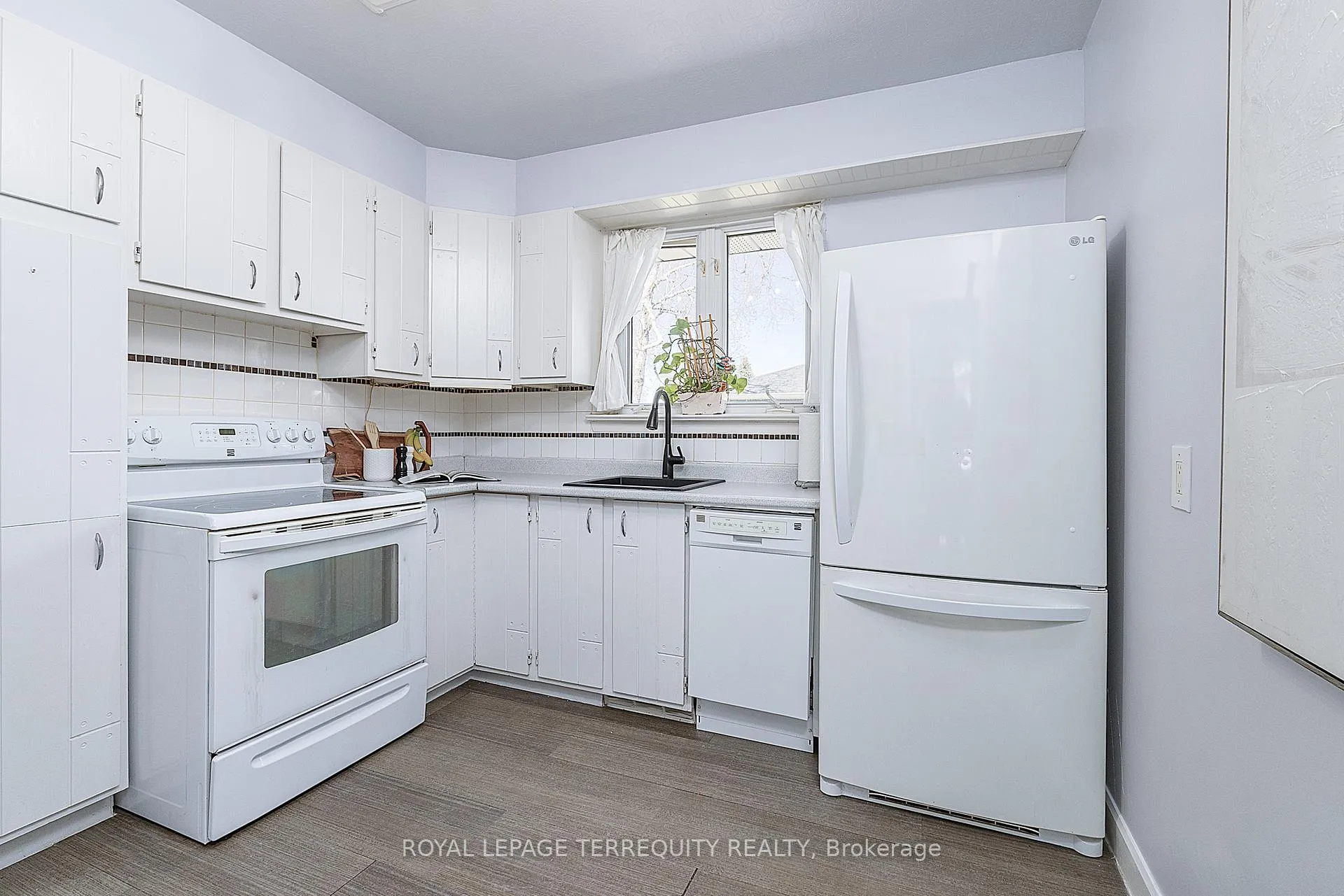 Photo 2 of 32 Admiral Road, Ajax, South East — HOMEH