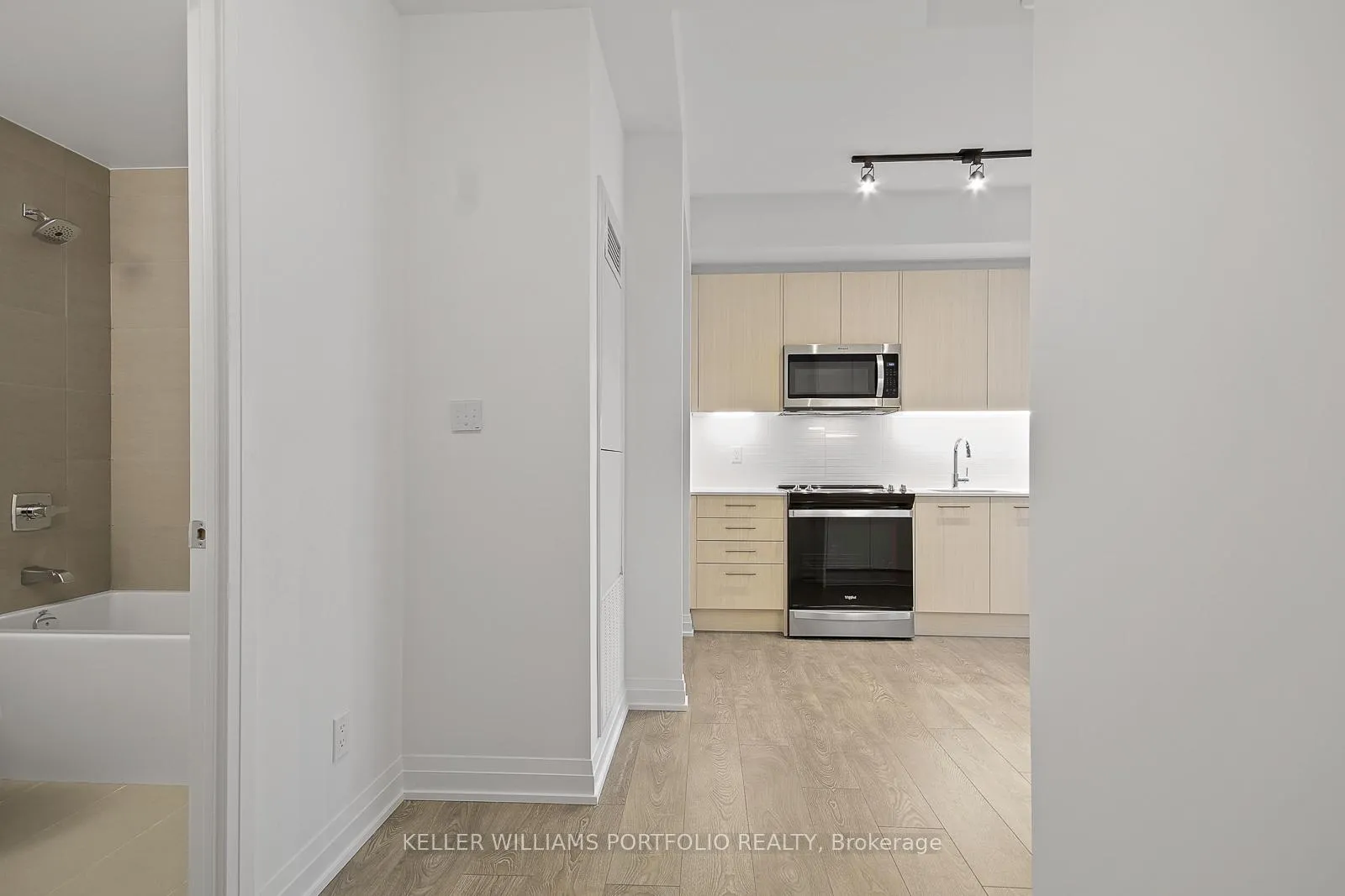 Photo 2 of Unit 914, 286 Main Street, Toronto, East End-Danforth — HOMEH