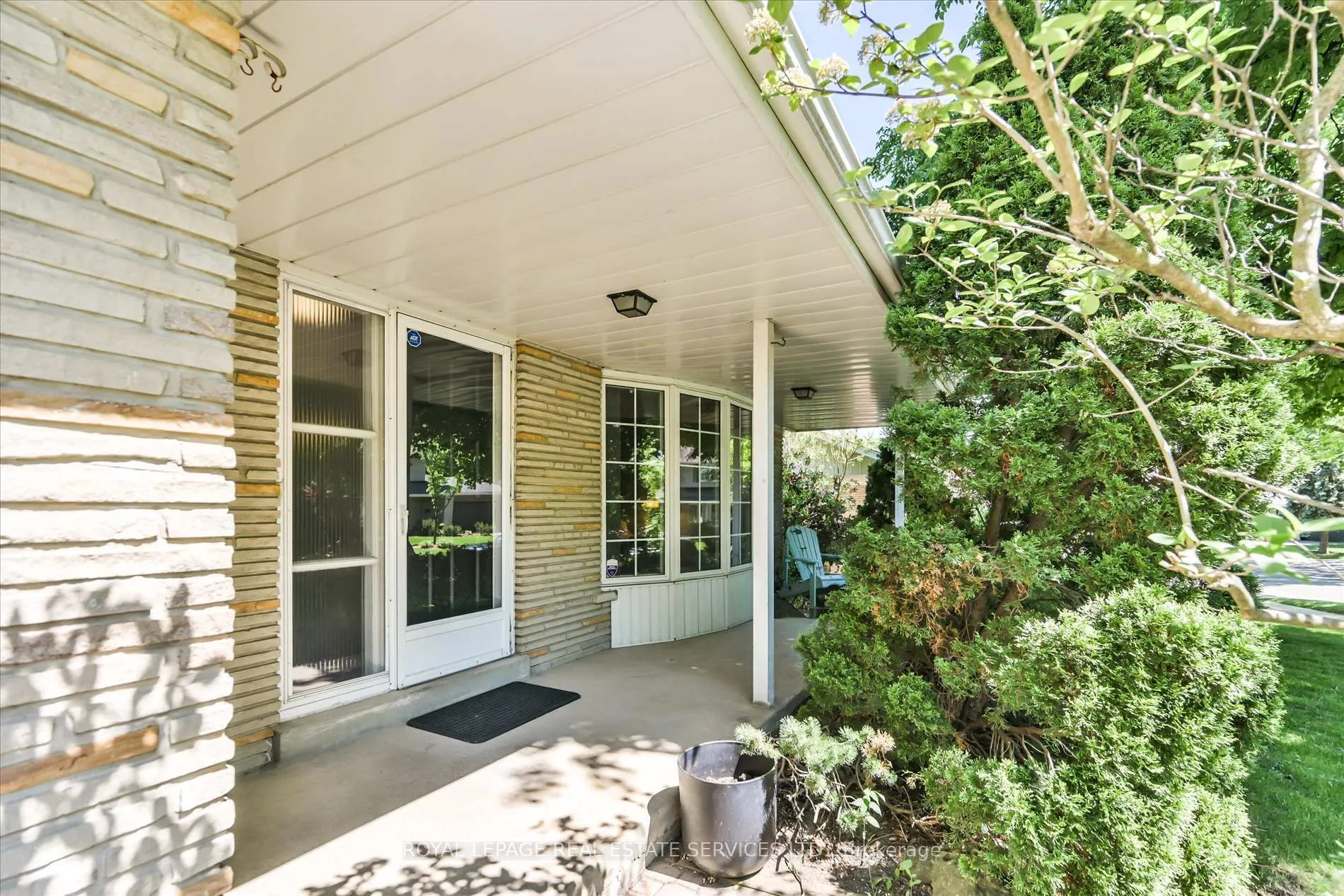 Photo 3 of 49 Pettit Drive, Etobicoke, Willowridge-Martingrove-Richview — HOMEH
