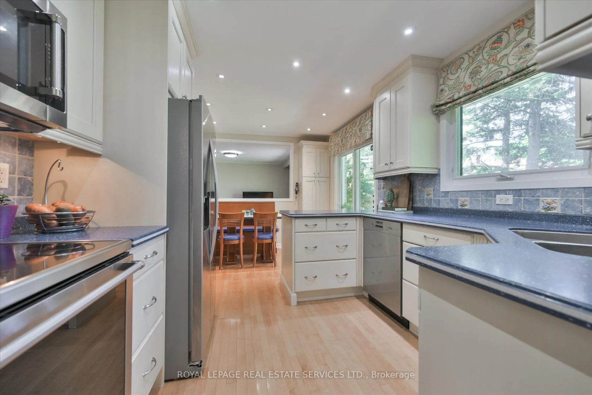 Photo 12 of 49 Pettit Drive, Etobicoke, Willowridge-Martingrove-Richview — HOMEH