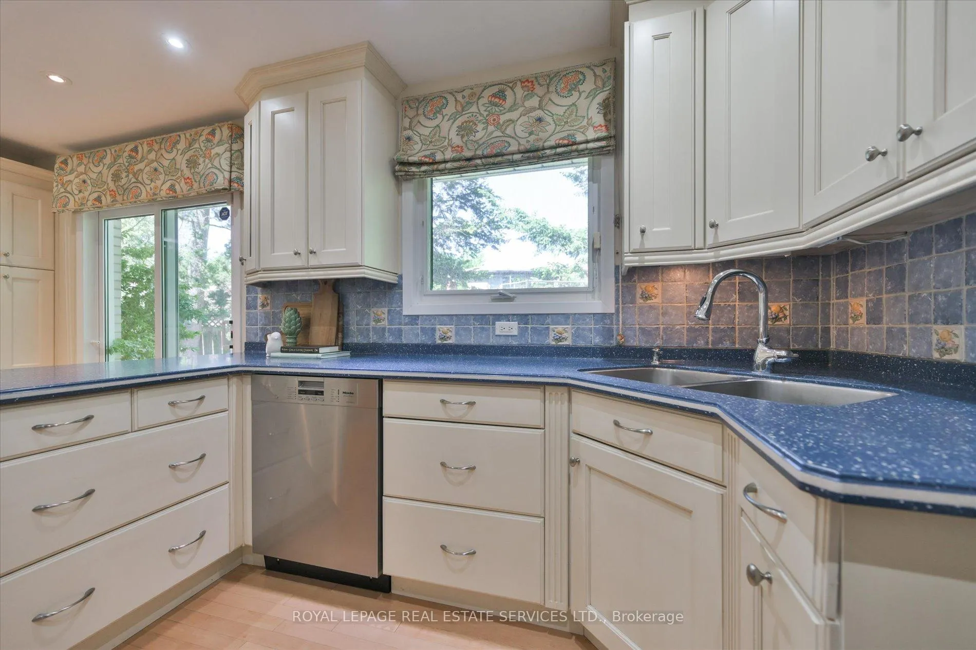 Photo 14 of 49 Pettit Drive, Etobicoke, Willowridge-Martingrove-Richview — HOMEH