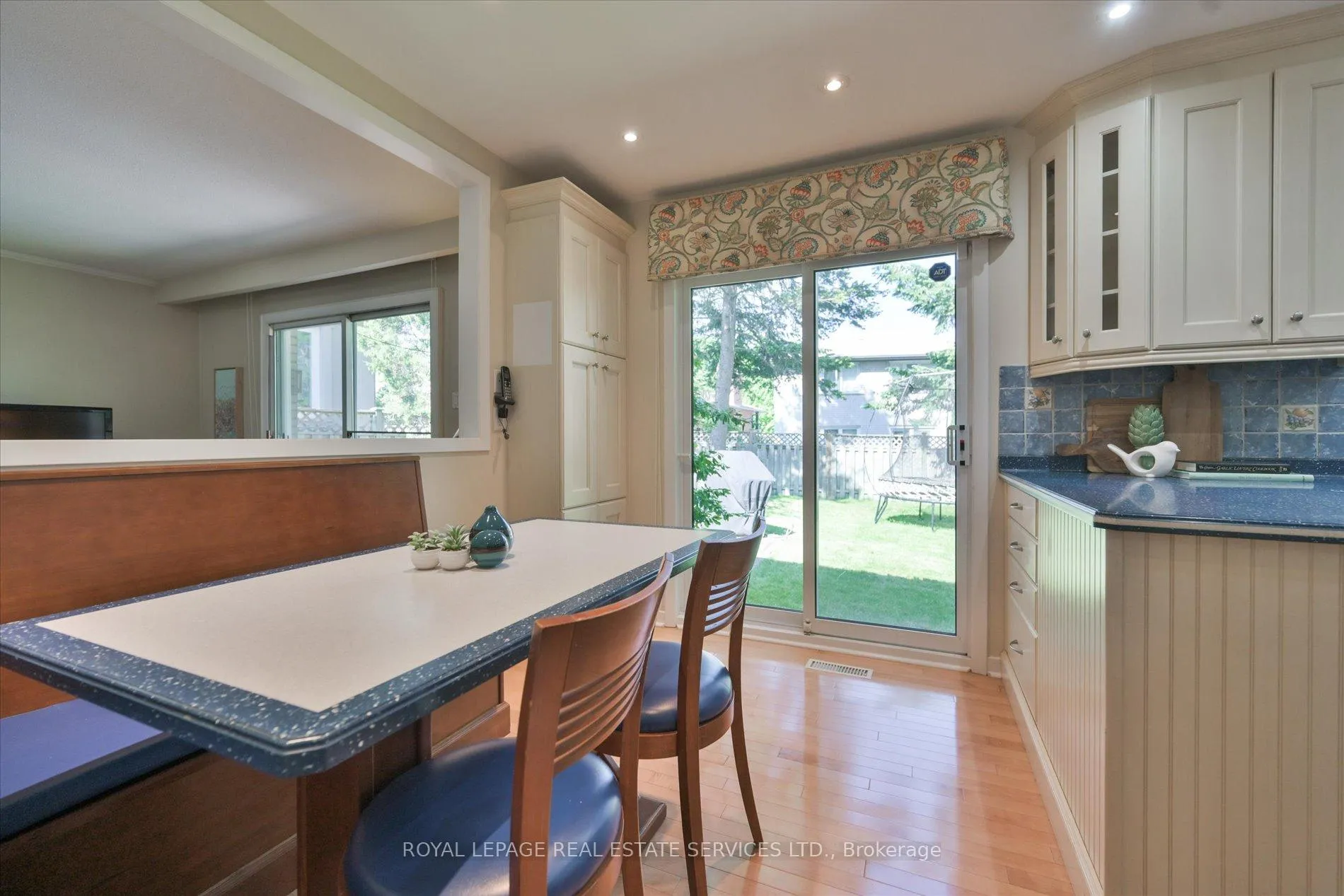 Photo 16 of 49 Pettit Drive, Etobicoke, Willowridge-Martingrove-Richview — HOMEH