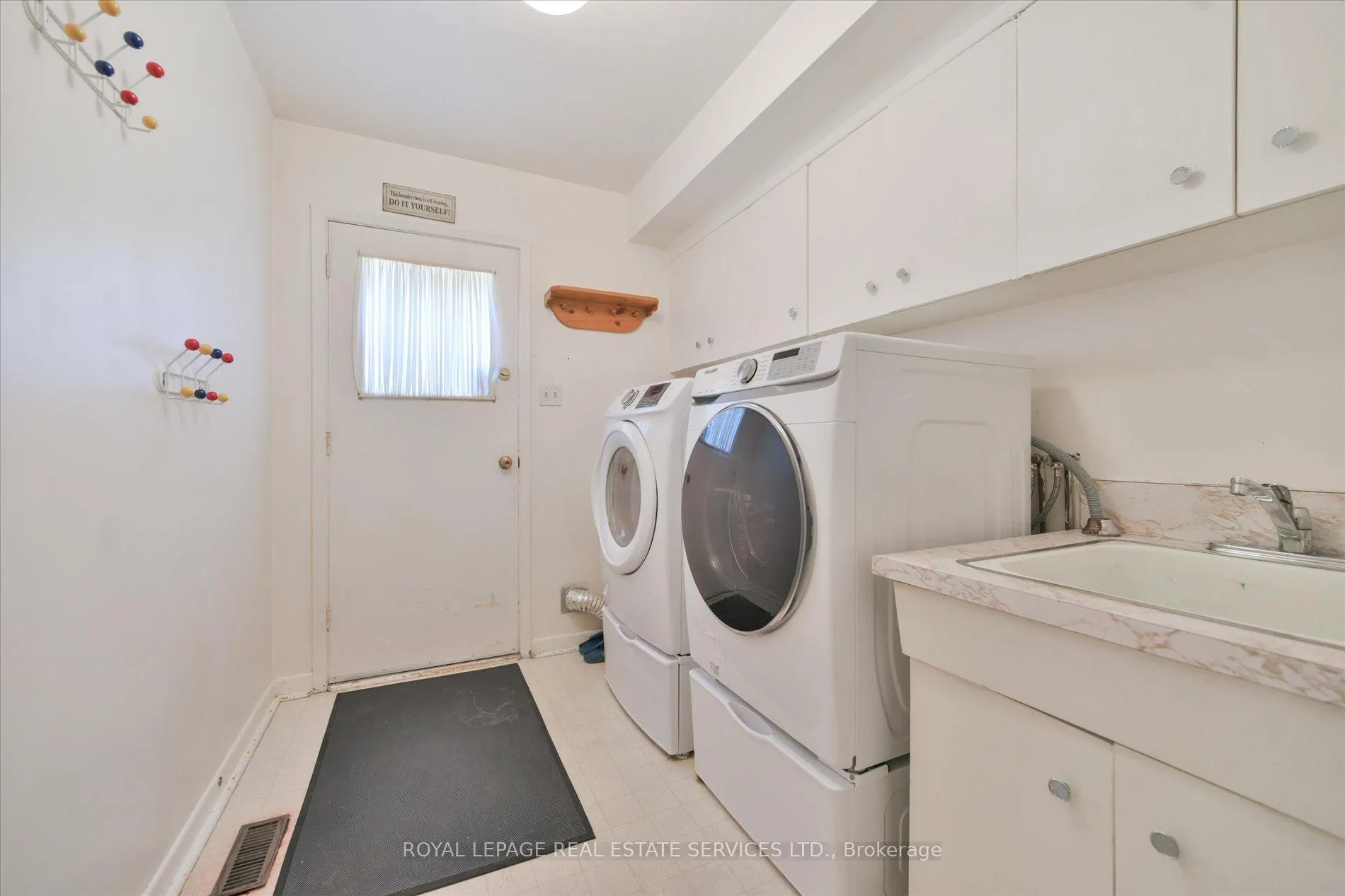 Photo 20 of 49 Pettit Drive, Etobicoke, Willowridge-Martingrove-Richview — HOMEH