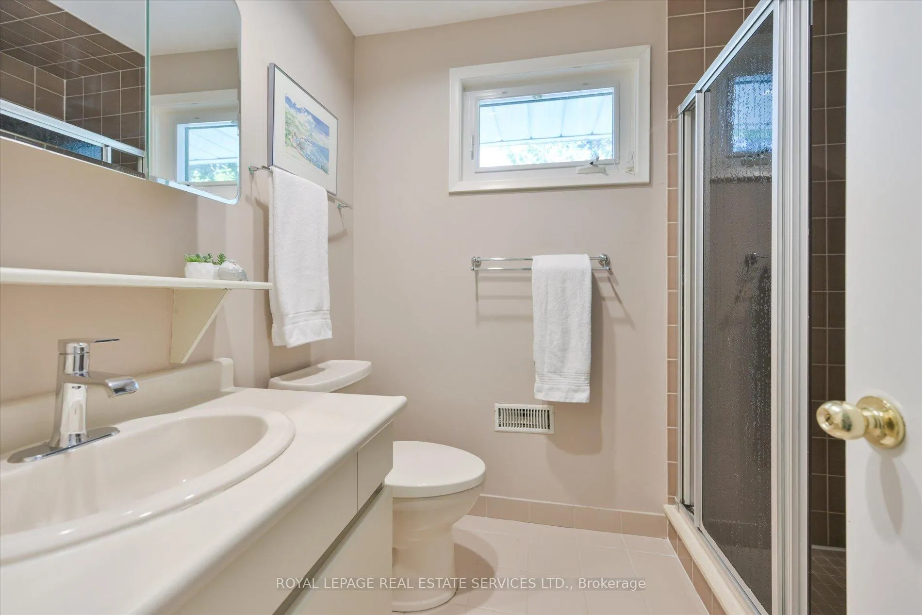 Photo 25 of 49 Pettit Drive, Etobicoke, Willowridge-Martingrove-Richview — HOMEH