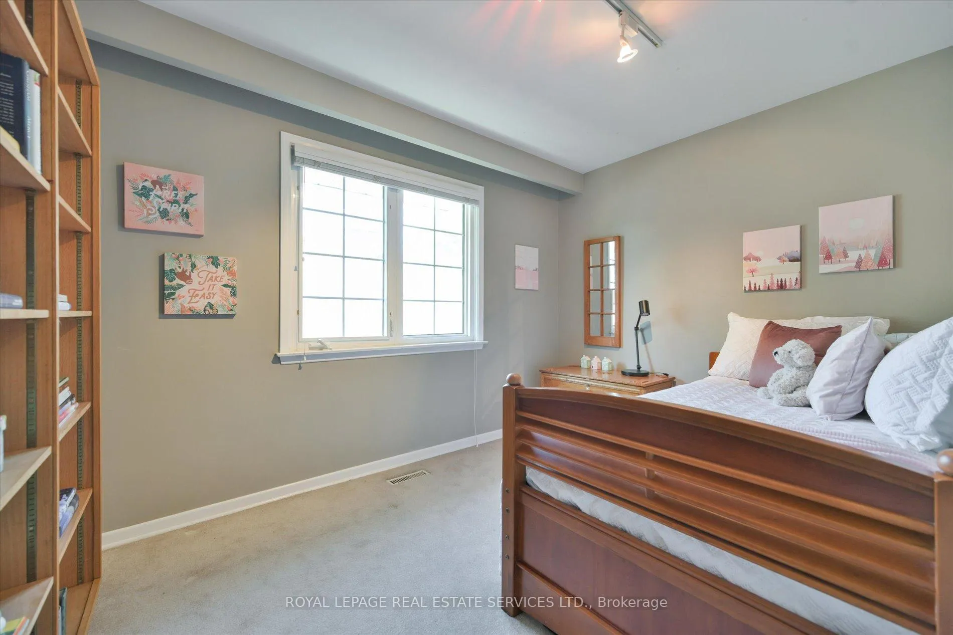 Photo 31 of 49 Pettit Drive, Etobicoke, Willowridge-Martingrove-Richview — HOMEH