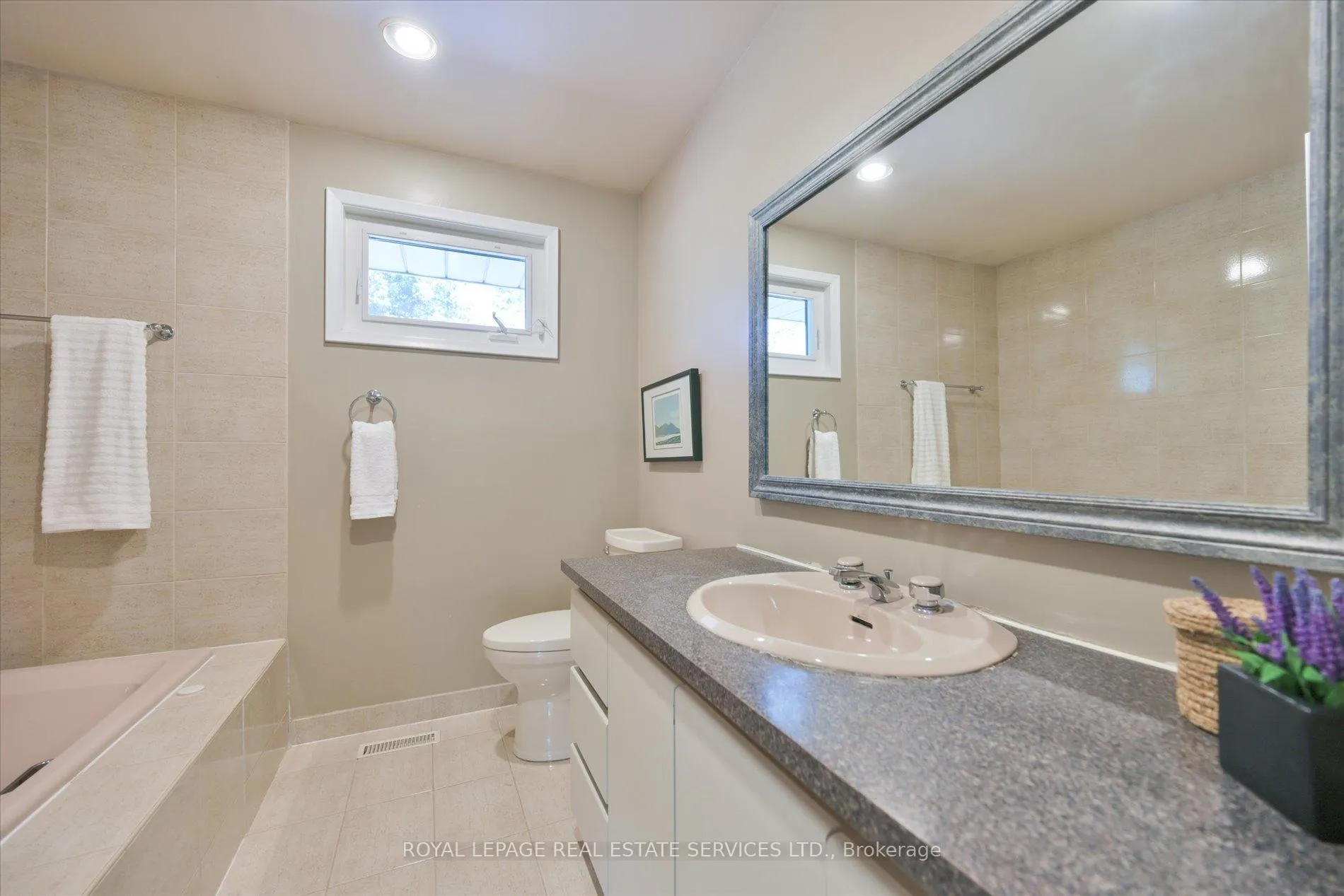 Photo 32 of 49 Pettit Drive, Etobicoke, Willowridge-Martingrove-Richview — HOMEH