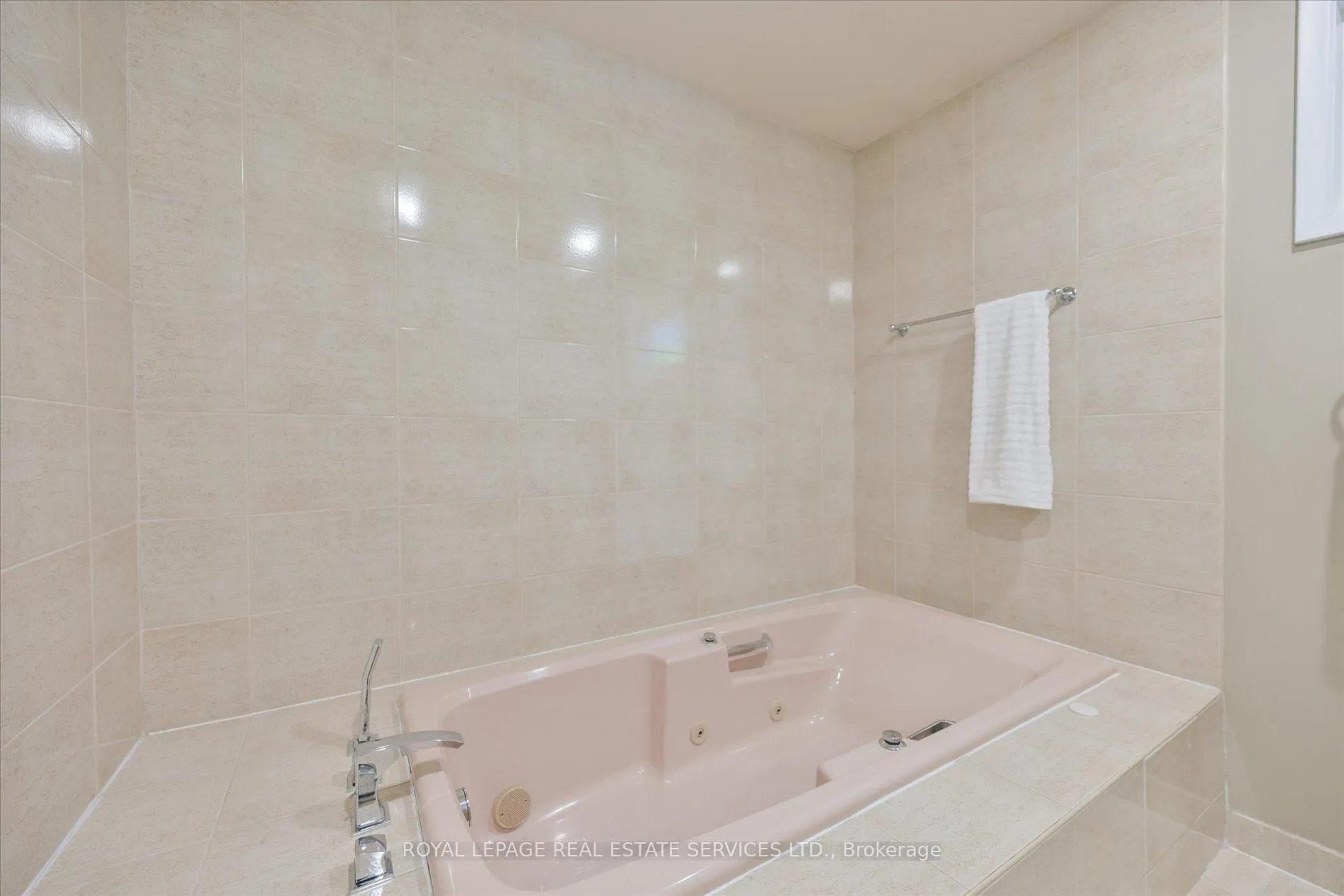 Photo 33 of 49 Pettit Drive, Etobicoke, Willowridge-Martingrove-Richview — HOMEH