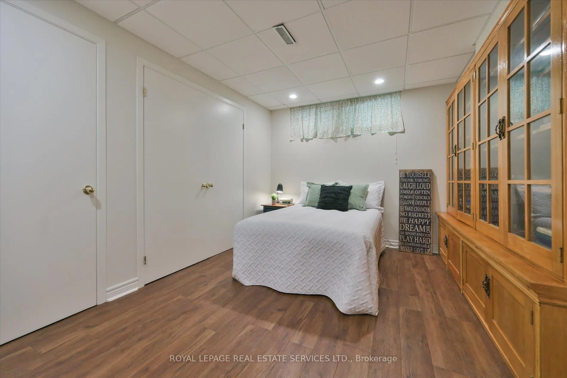 Photo 36 of 49 Pettit Drive, Etobicoke, Willowridge-Martingrove-Richview — HOMEH