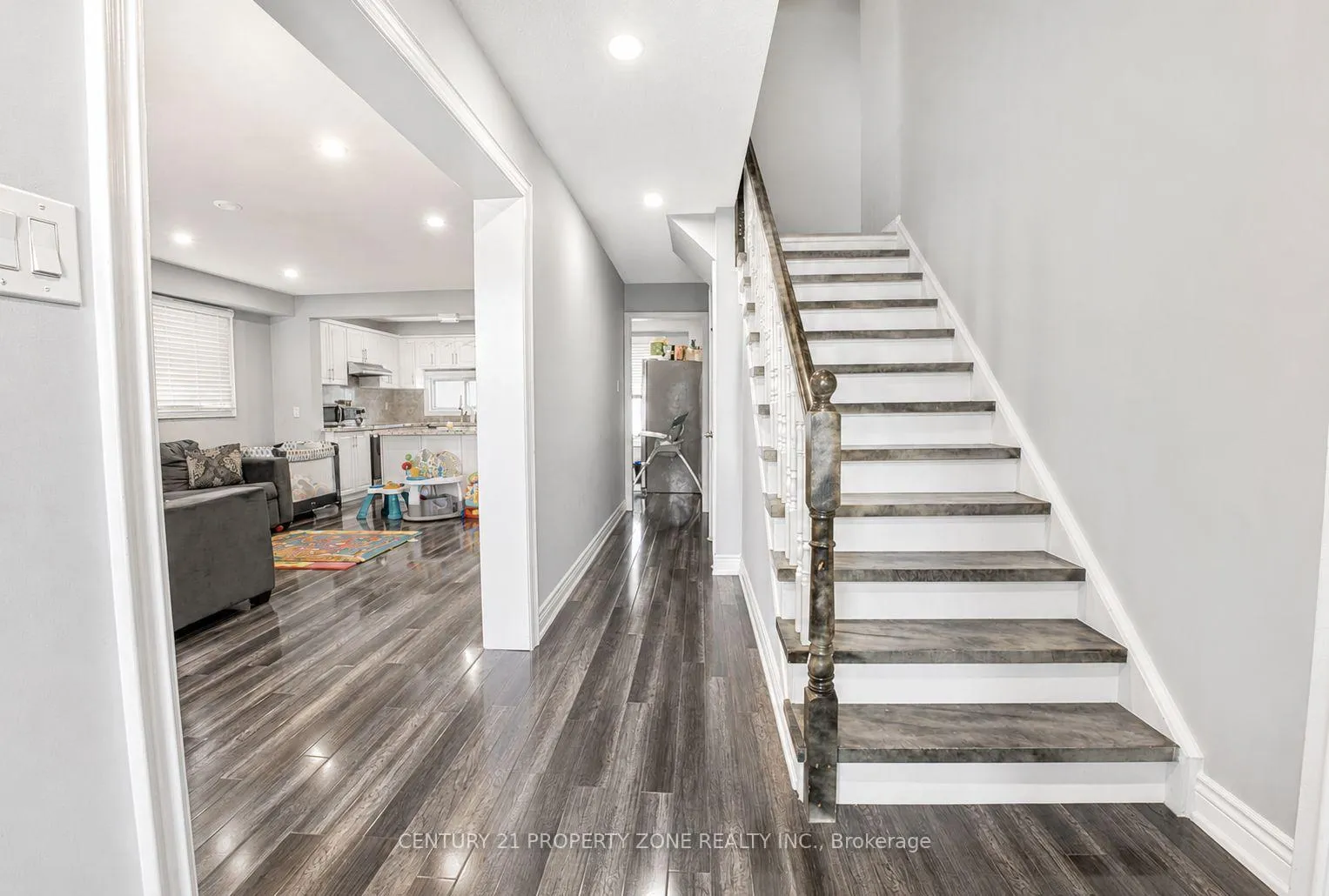 Photo 17 of 7652 Roselle Crescent, Mississauga, Malton — HOMEH