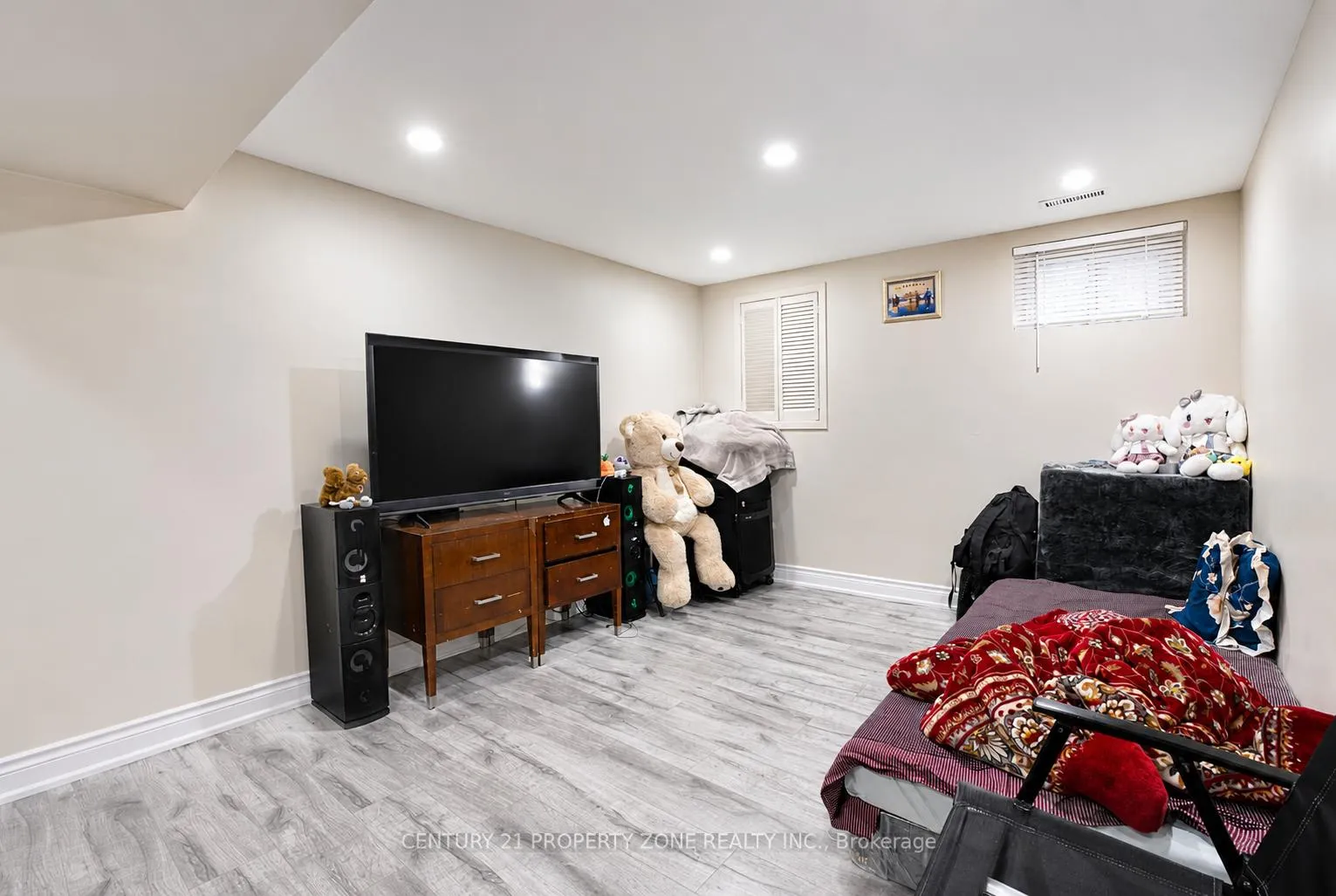 Photo 19 of 7652 Roselle Crescent, Mississauga, Malton — HOMEH