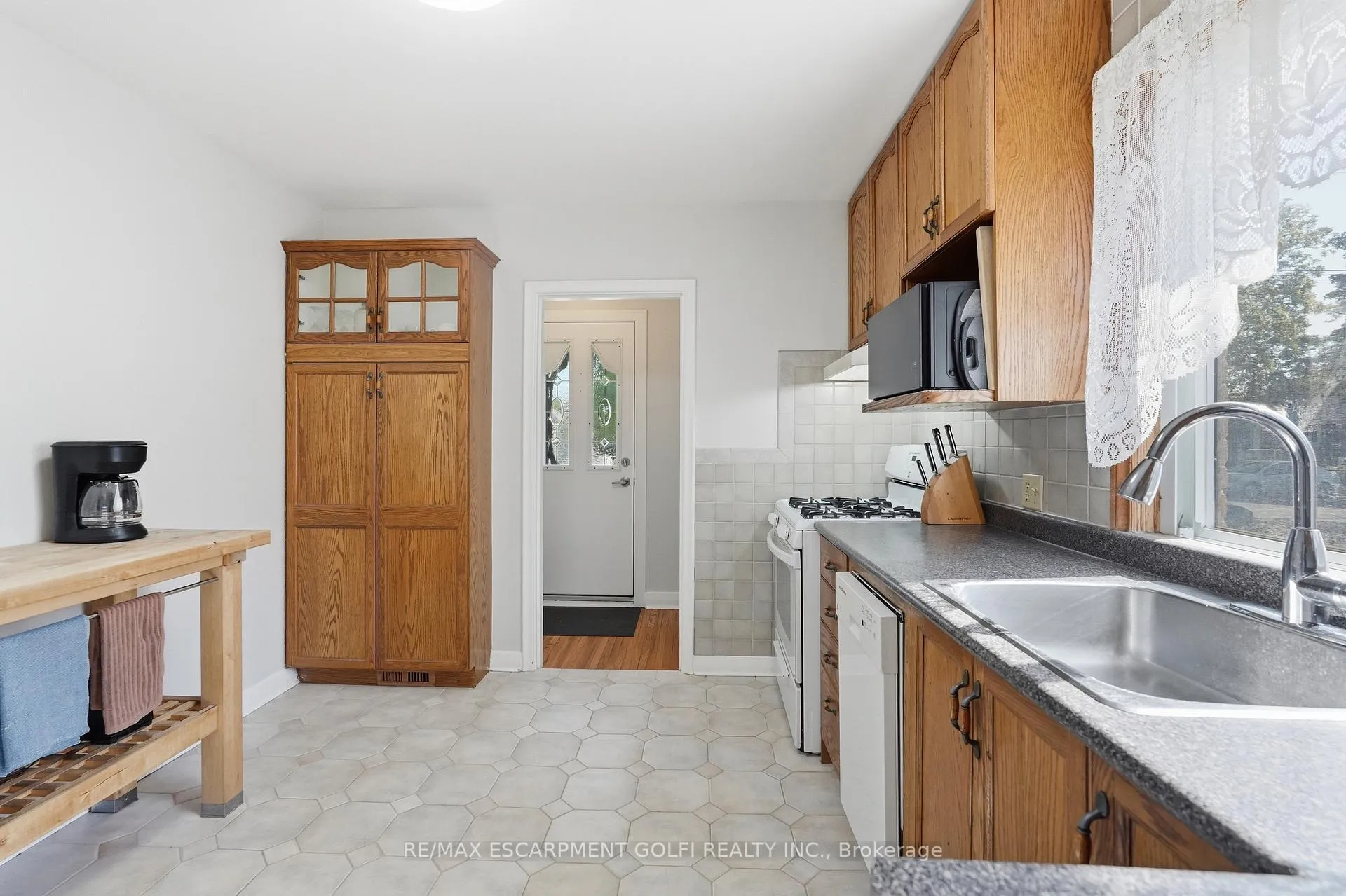 Photo 10 of 764 Brucedale Avenue E, Hamilton, Raleigh — HOMEH