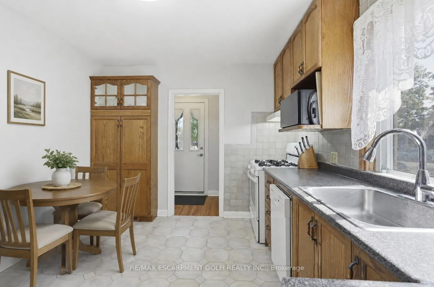 Photo 11 of 764 Brucedale Avenue E, Hamilton, Raleigh — HOMEH