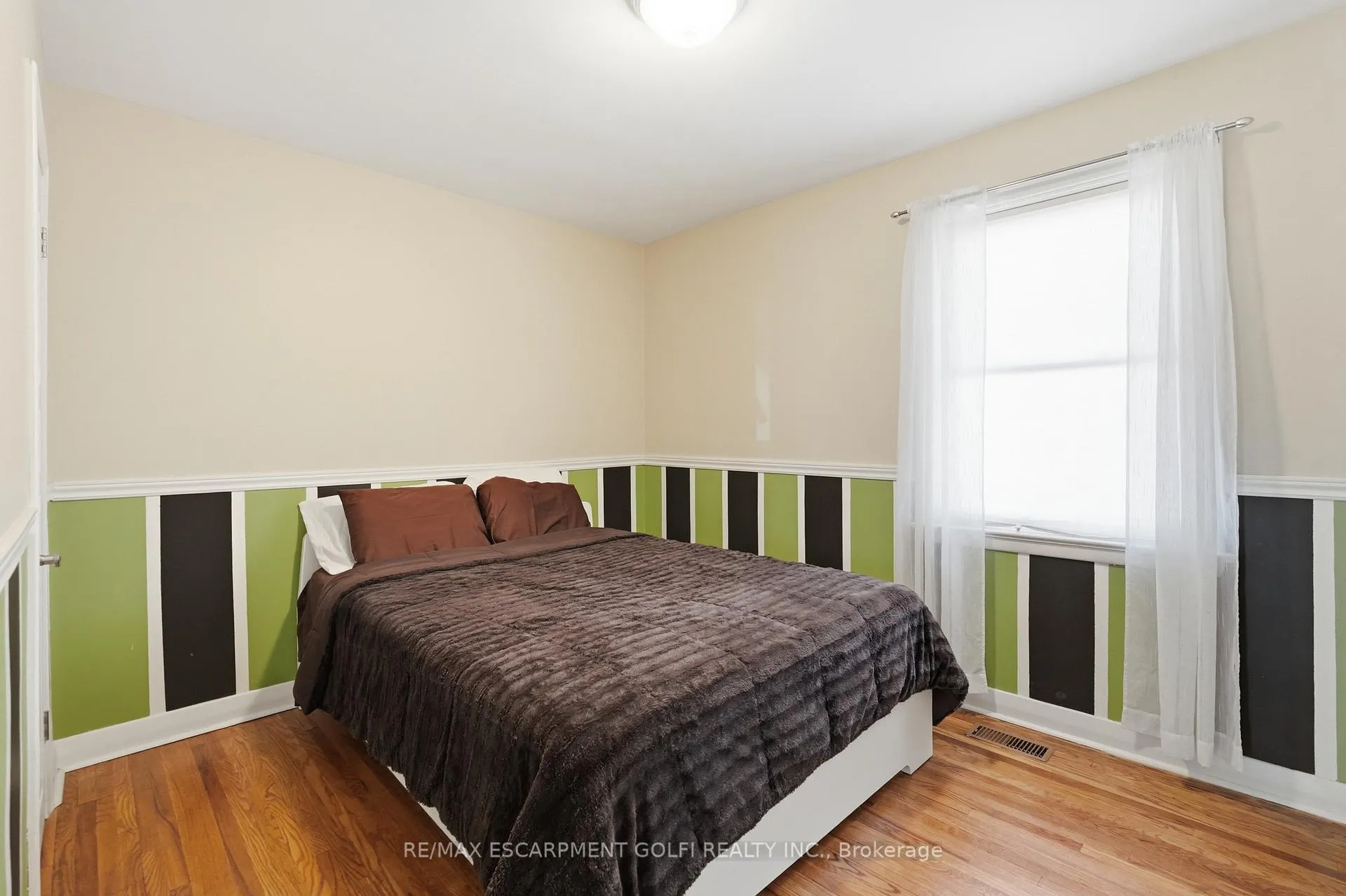 Photo 12 of 764 Brucedale Avenue E, Hamilton, Raleigh — HOMEH