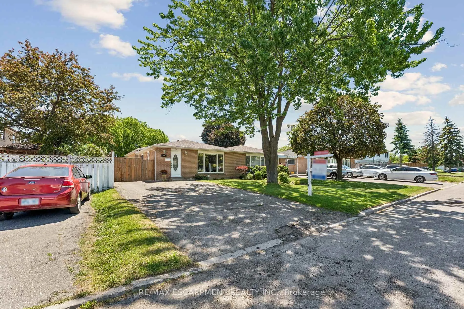 Photo 3 of 29 Deeside Crescent, Brampton, Southgate — HOMEH