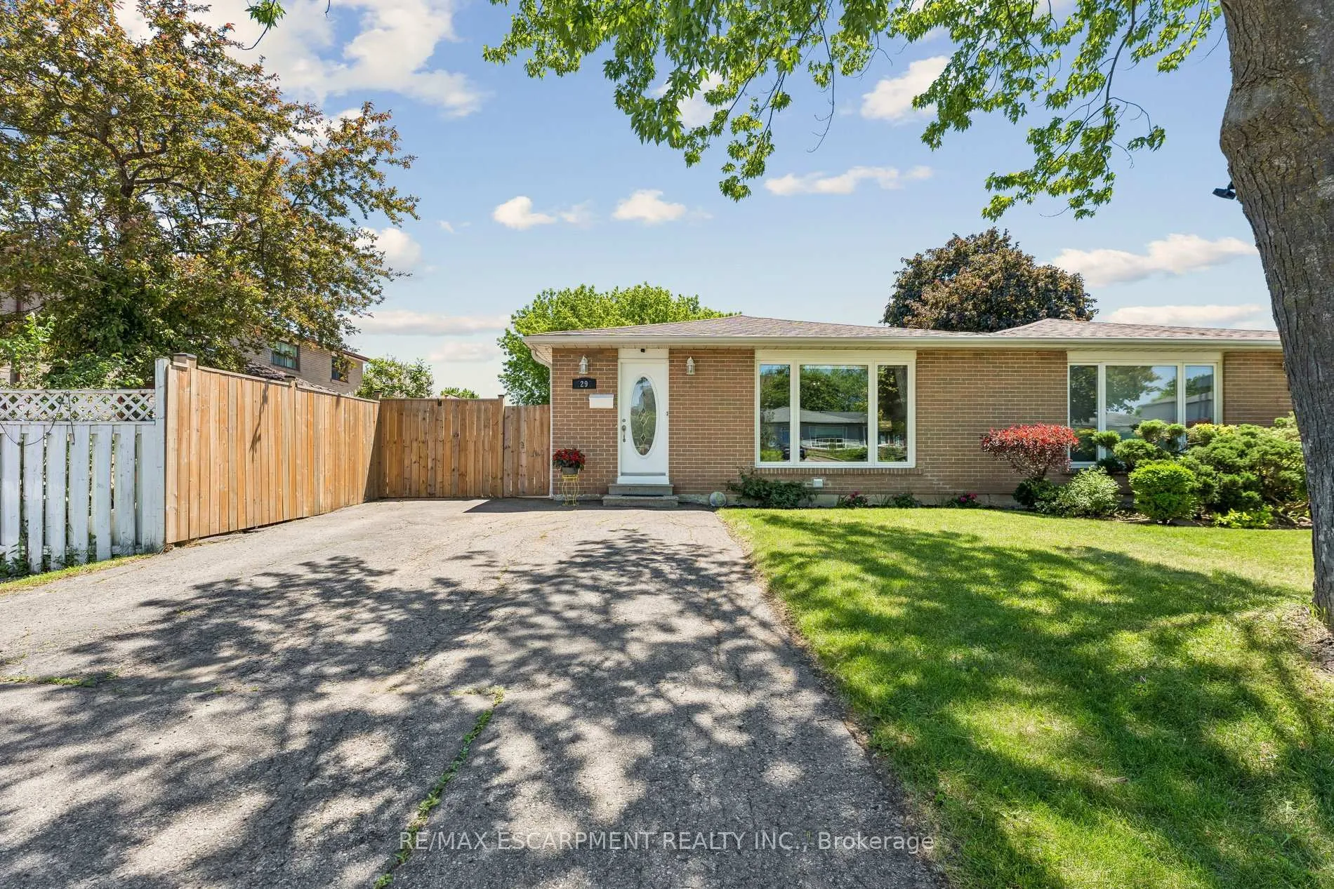 Photo 4 of 29 Deeside Crescent, Brampton, Southgate — HOMEH