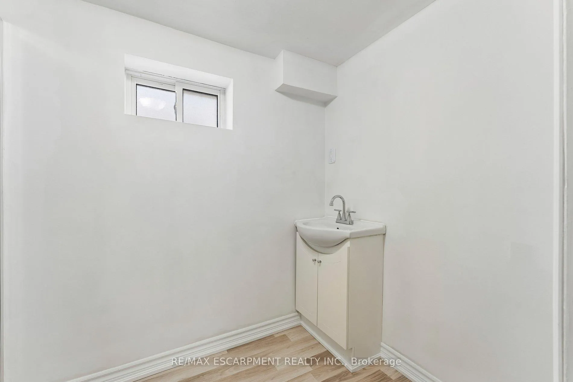 Photo 34 of 29 Deeside Crescent, Brampton, Southgate — HOMEH