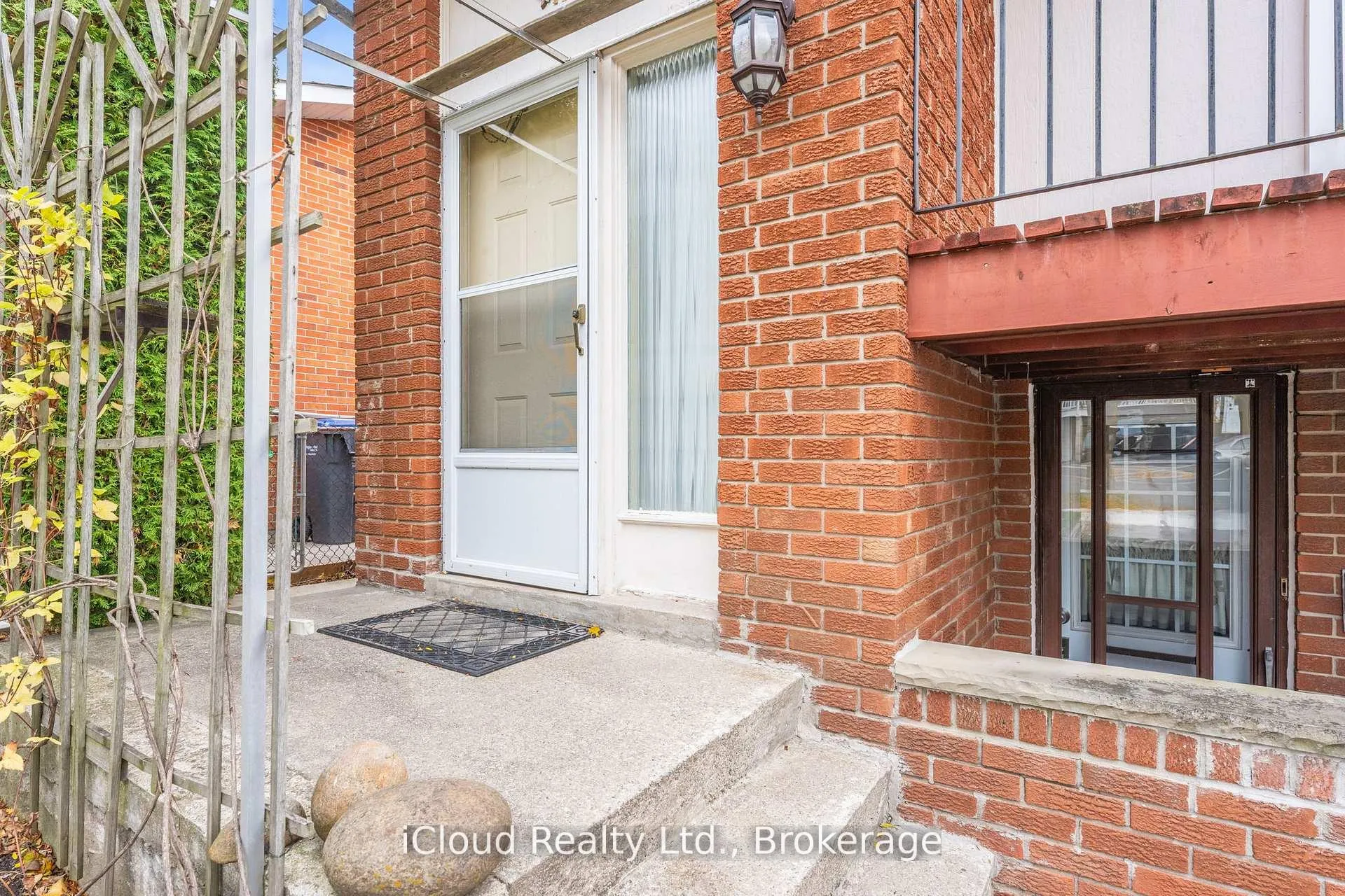 Photo 2 of 35 Carter Drive, Brampton, Brampton North — HOMEH