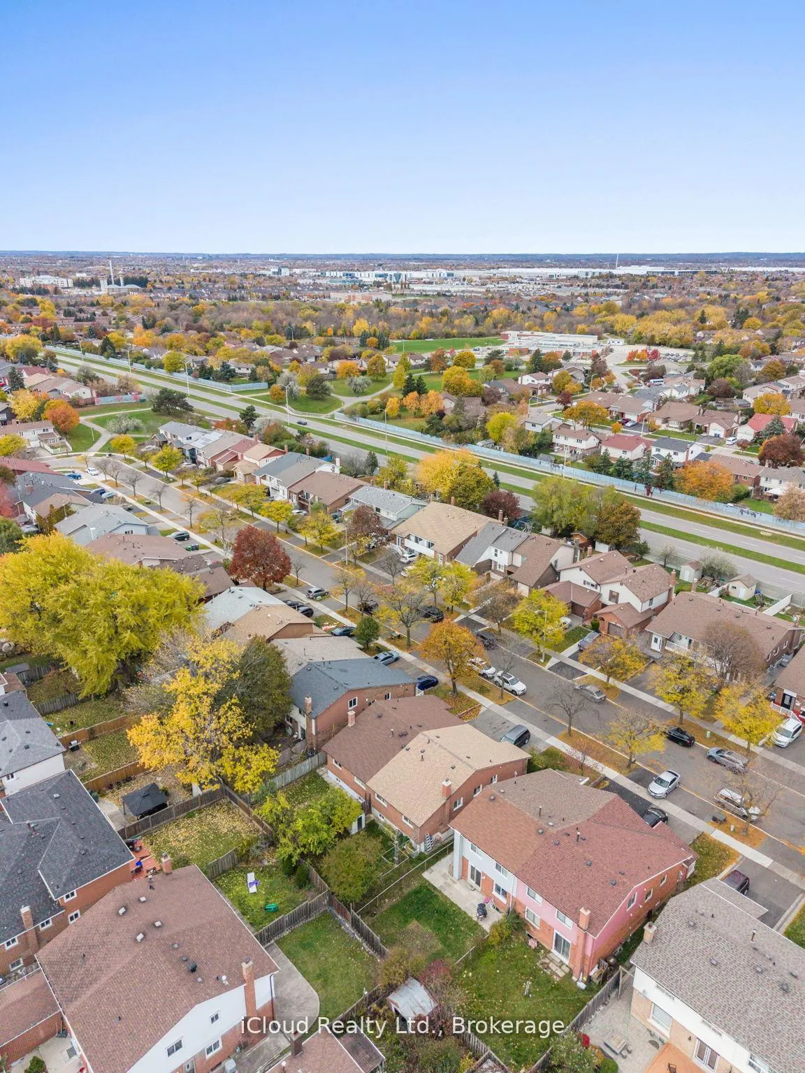 Photo 4 of 35 Carter Drive, Brampton, Brampton North — HOMEH