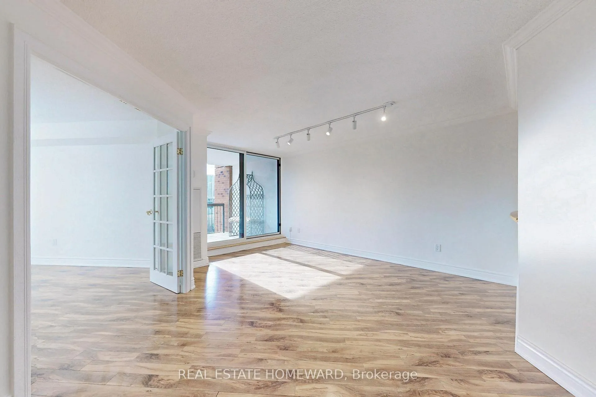 Photo 4 of Unit 1827, 77 Maitland Place, Toronto, Cabbagetown-South St. James Town — HOMEH