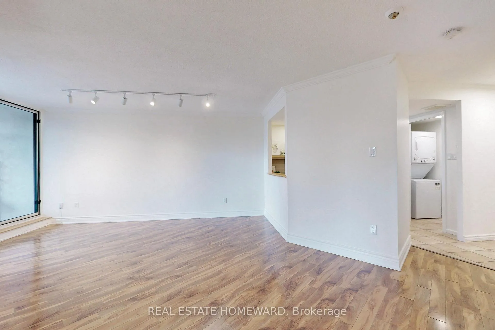 Photo 5 of Unit 1827, 77 Maitland Place, Toronto, Cabbagetown-South St. James Town — HOMEH