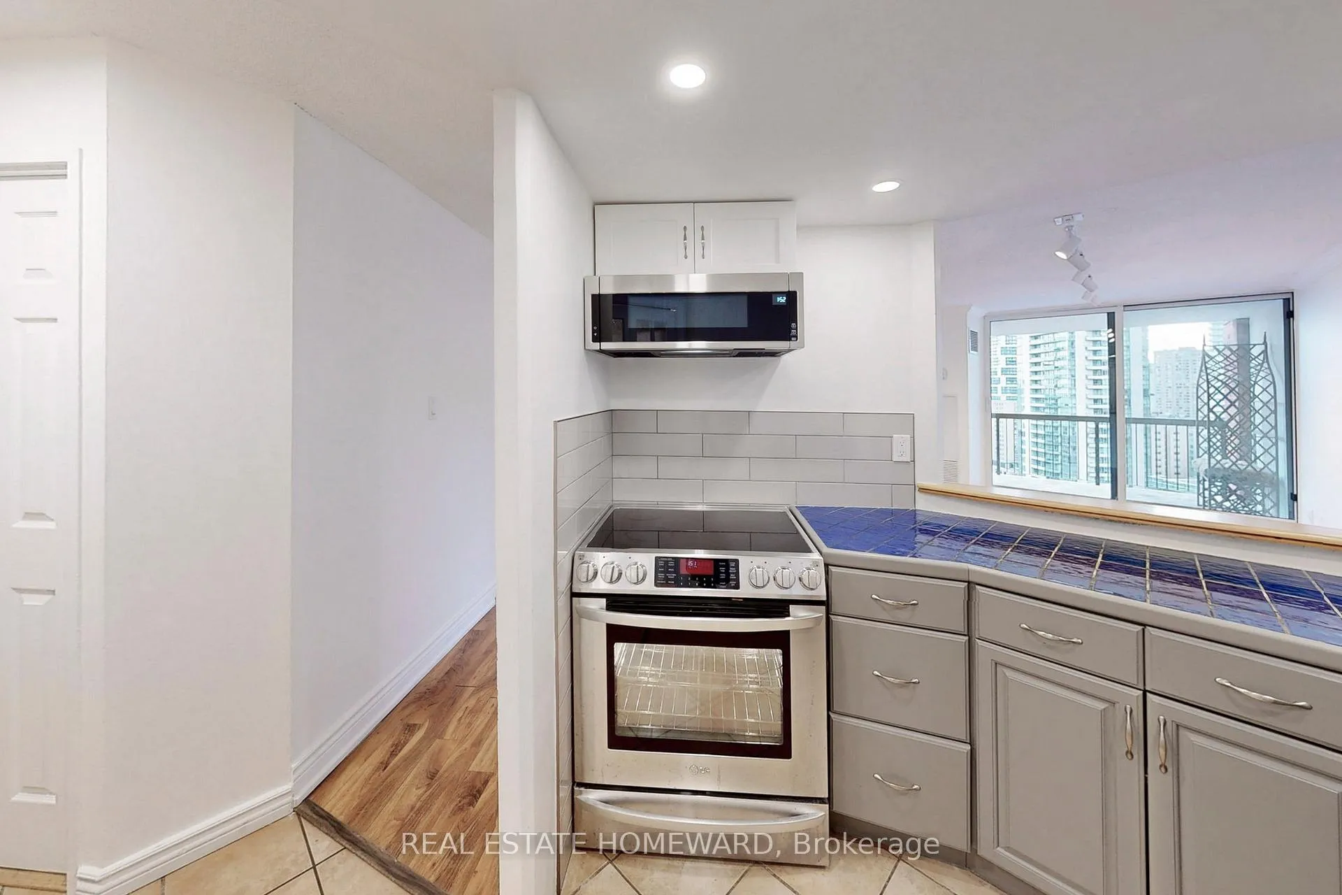 Photo 7 of Unit 1827, 77 Maitland Place, Toronto, Cabbagetown-South St. James Town — HOMEH