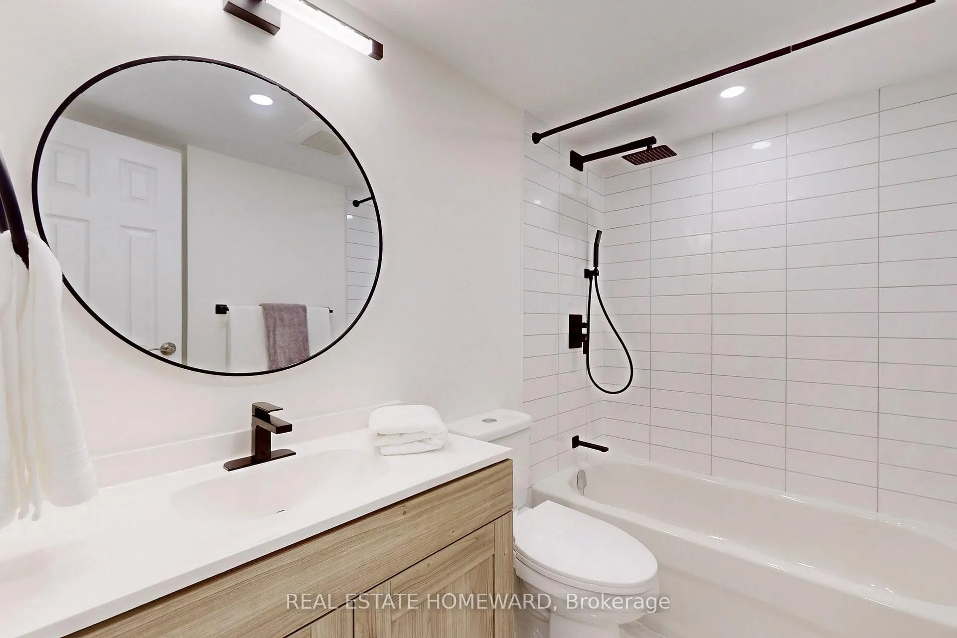 Photo 10 of Unit 1827, 77 Maitland Place, Toronto, Cabbagetown-South St. James Town — HOMEH
