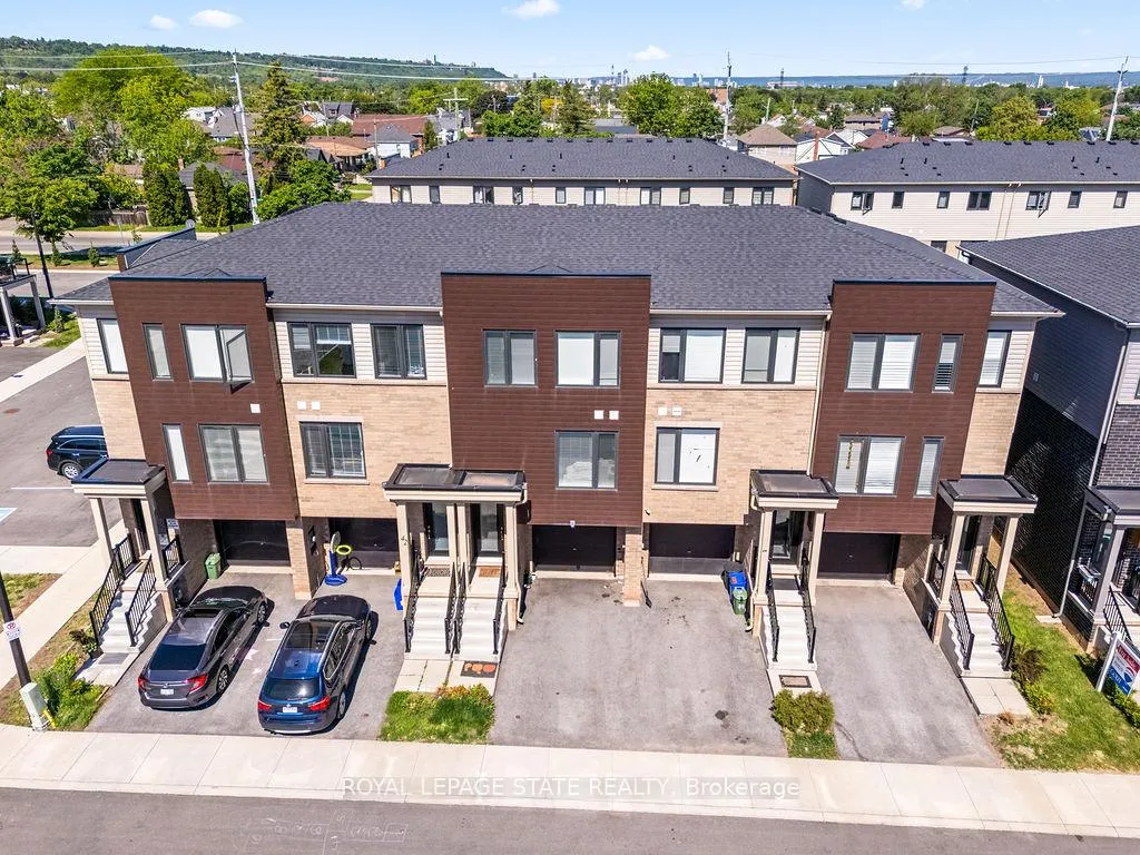 Photo 4 of 40 Radison Lane, Hamilton, McQuesten — HOMEH