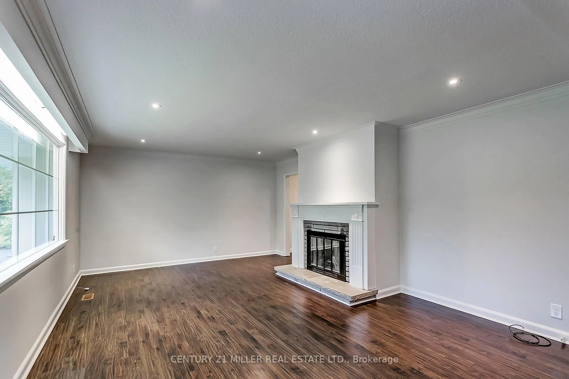 Photo 4 of 91 Ennisclare Drive E, Oakville, Morrison — HOMEH