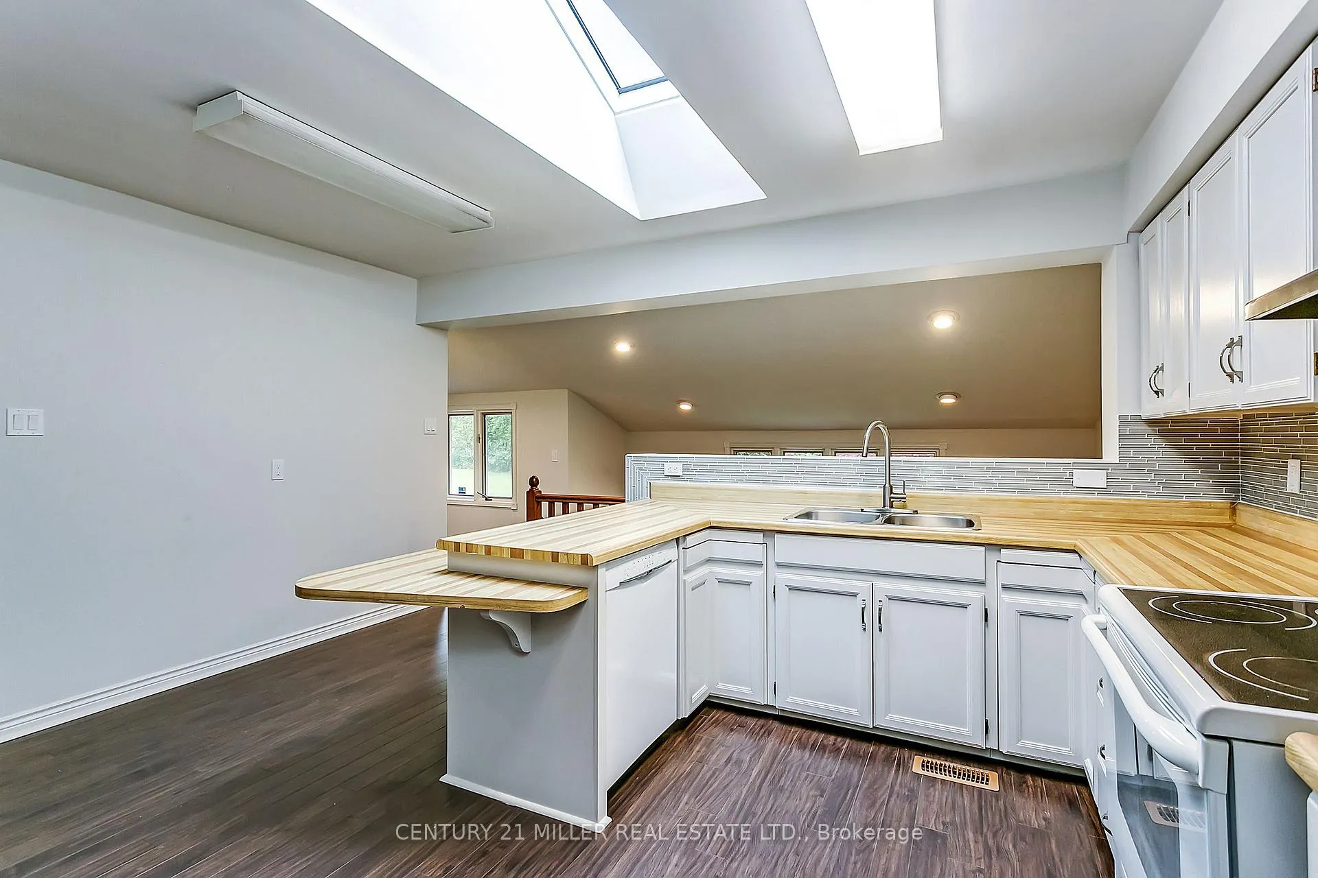 Photo 9 of 91 Ennisclare Drive E, Oakville, Morrison — HOMEH