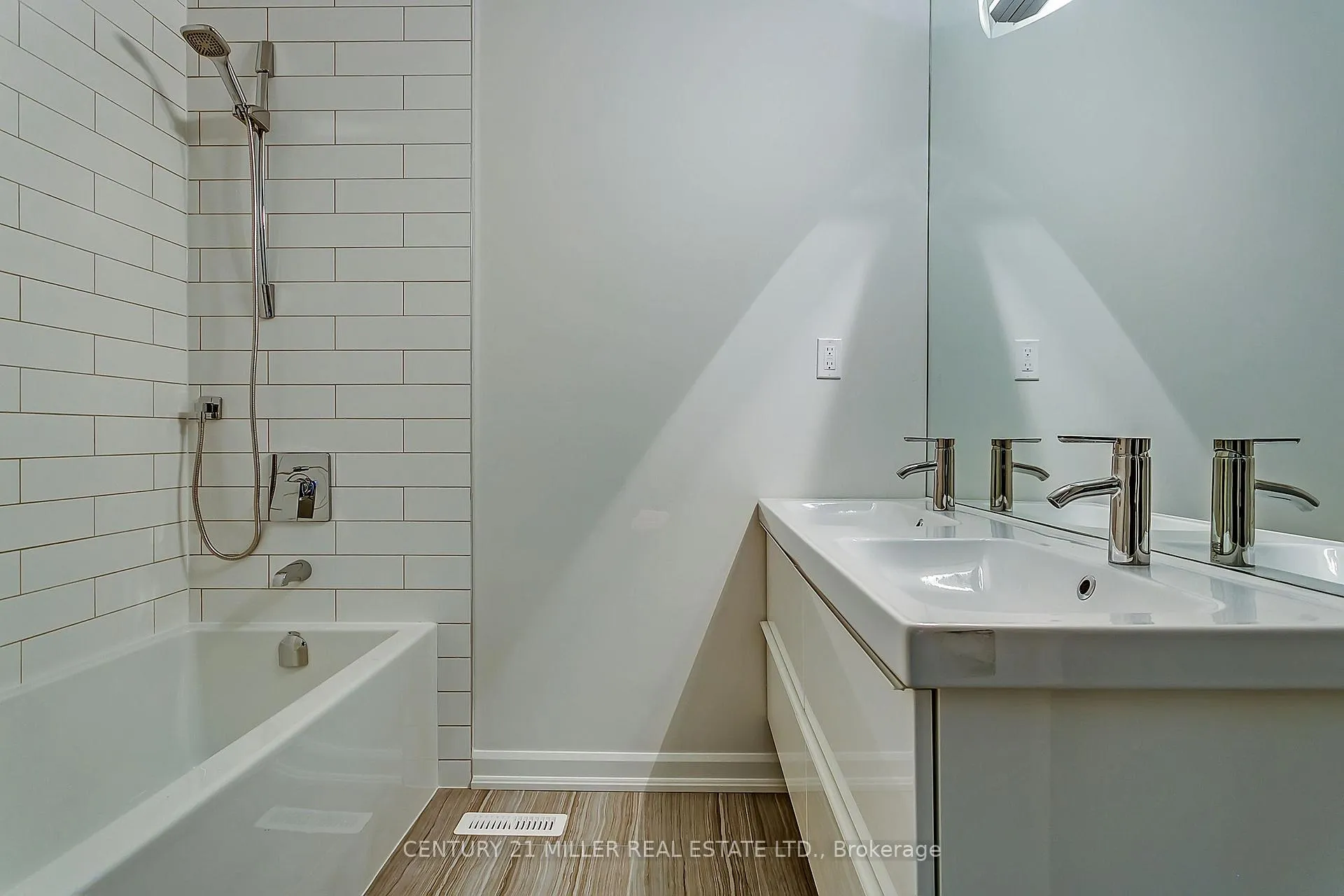 Photo 18 of 91 Ennisclare Drive E, Oakville, Morrison — HOMEH