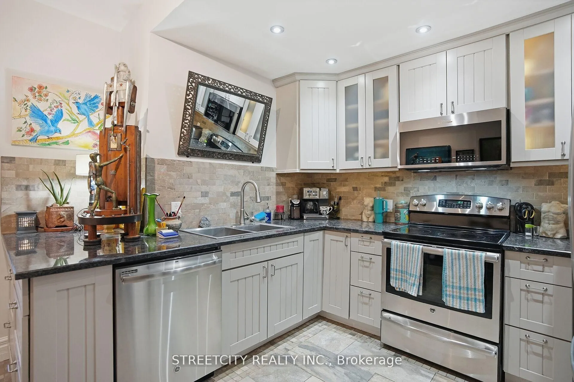 Photo 10 of 82 Wellington Street, St. Thomas — HOMEH