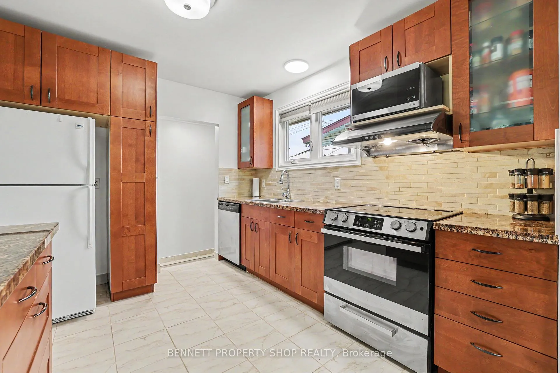 Photo 4 of 2736 Stone Crescent, Ottawa, Redwood Park — HOMEH