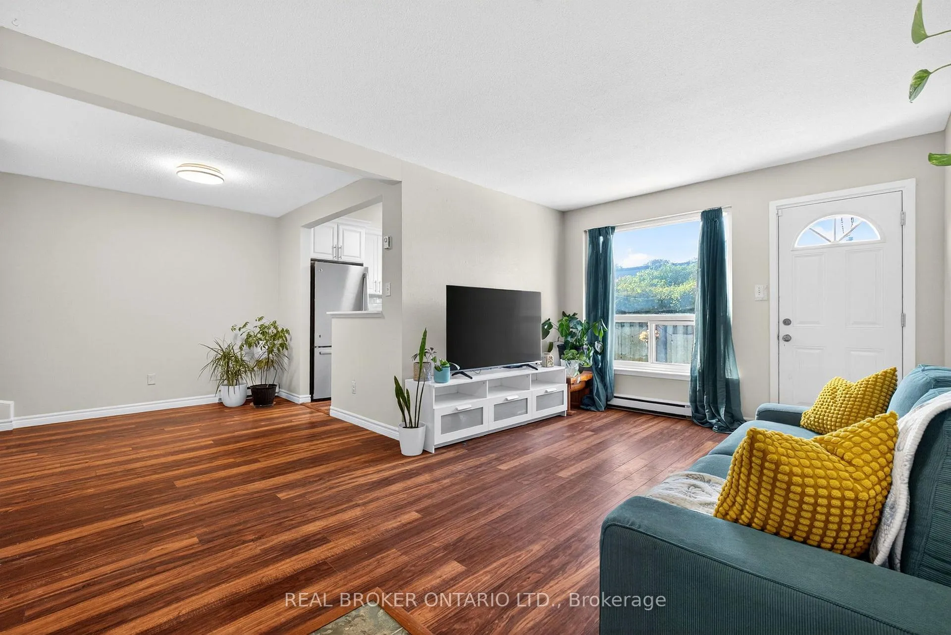 Front of Unit 53, 401 Wentworth Street W