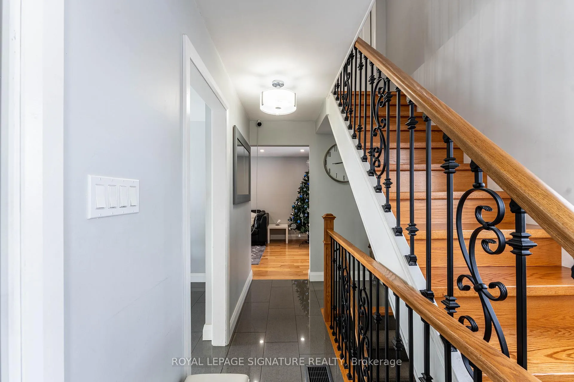 Photo 5 of 25 Hun Crescent, Etobicoke, West Humber-Clairville — HOMEH