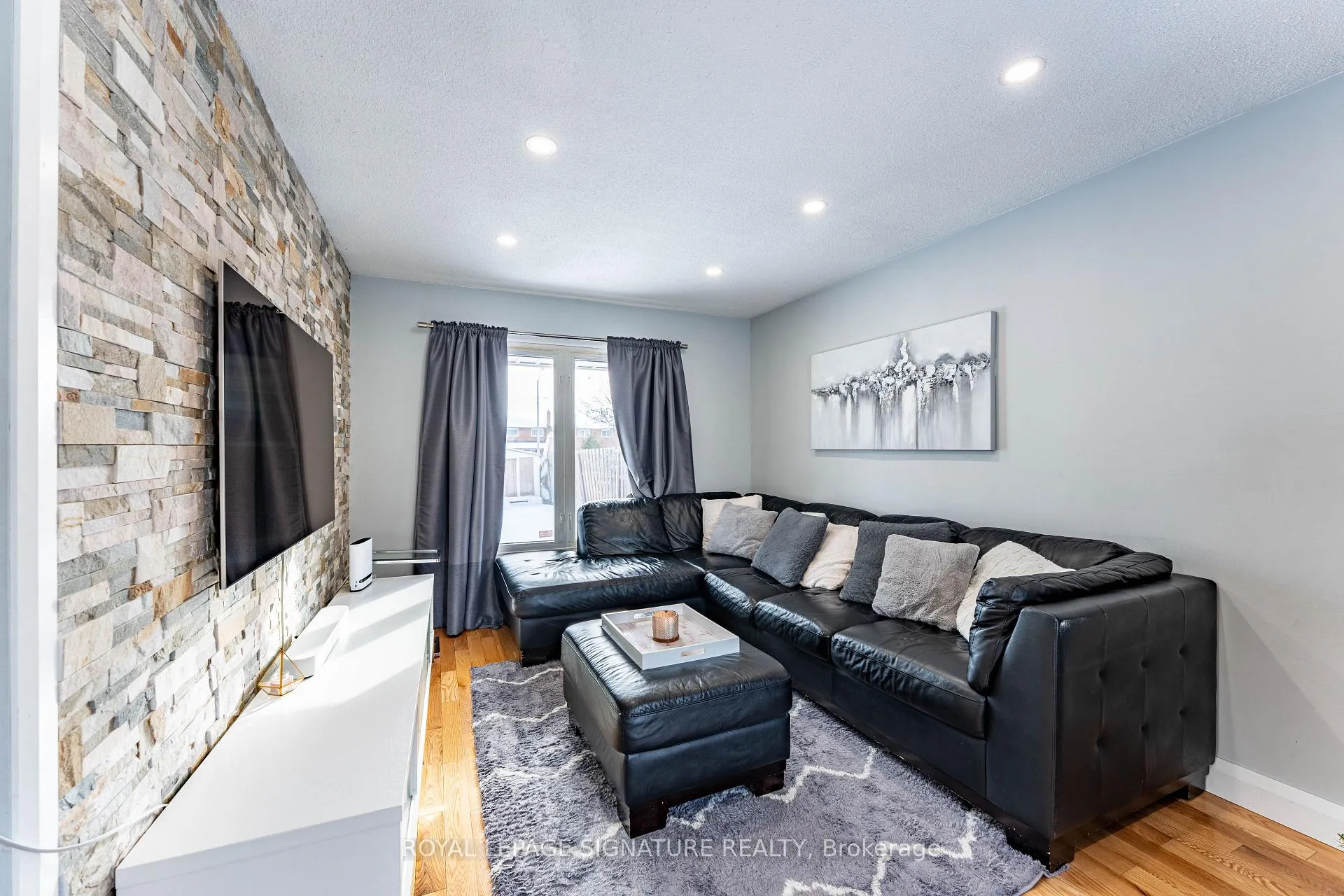 Photo 17 of 25 Hun Crescent, Etobicoke, West Humber-Clairville — HOMEH