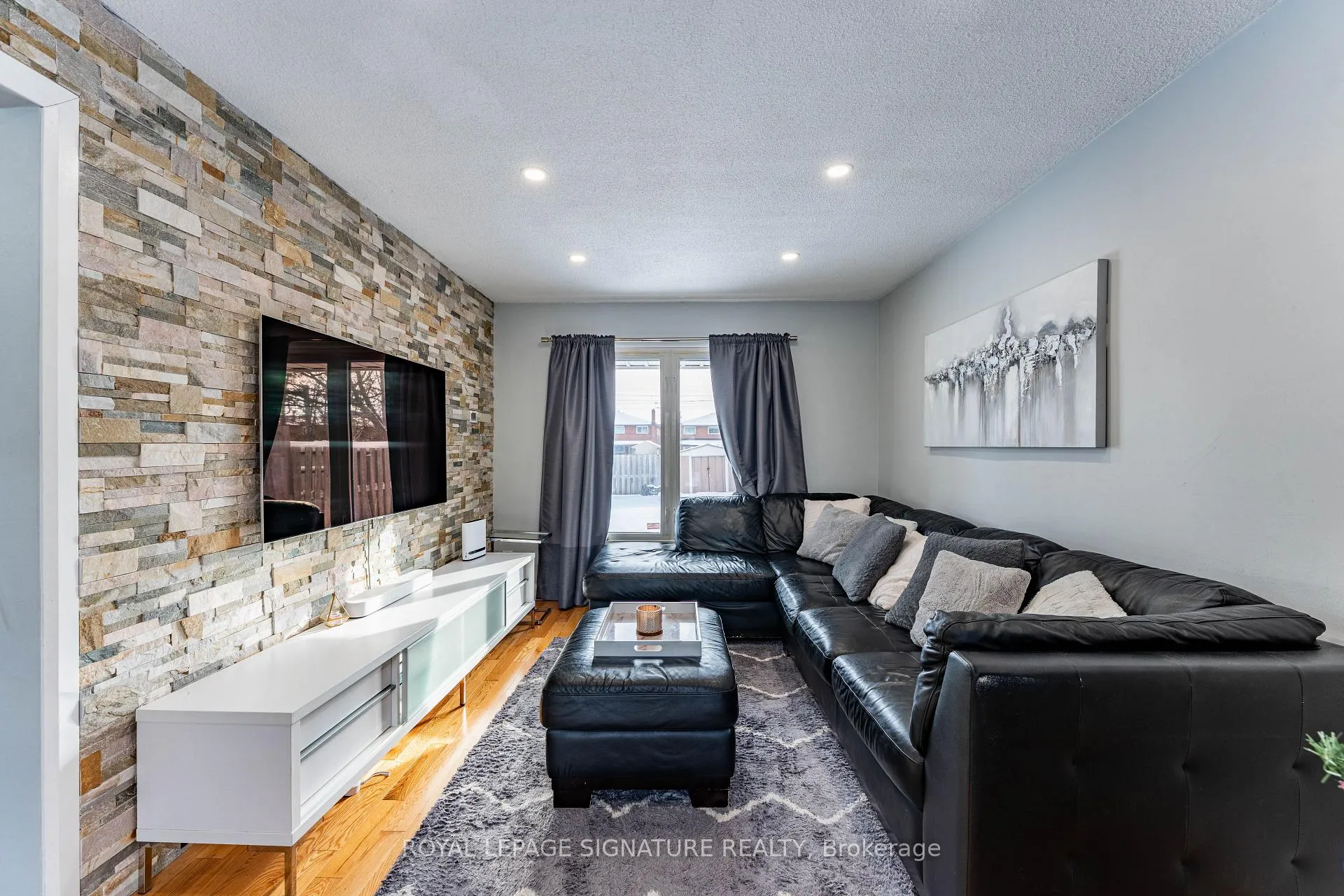Photo 18 of 25 Hun Crescent, Etobicoke, West Humber-Clairville — HOMEH