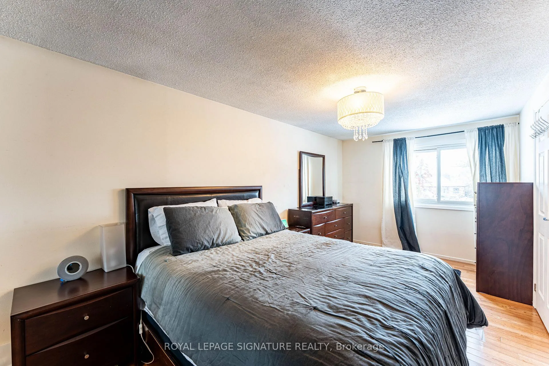 Photo 28 of 25 Hun Crescent, Etobicoke, West Humber-Clairville — HOMEH