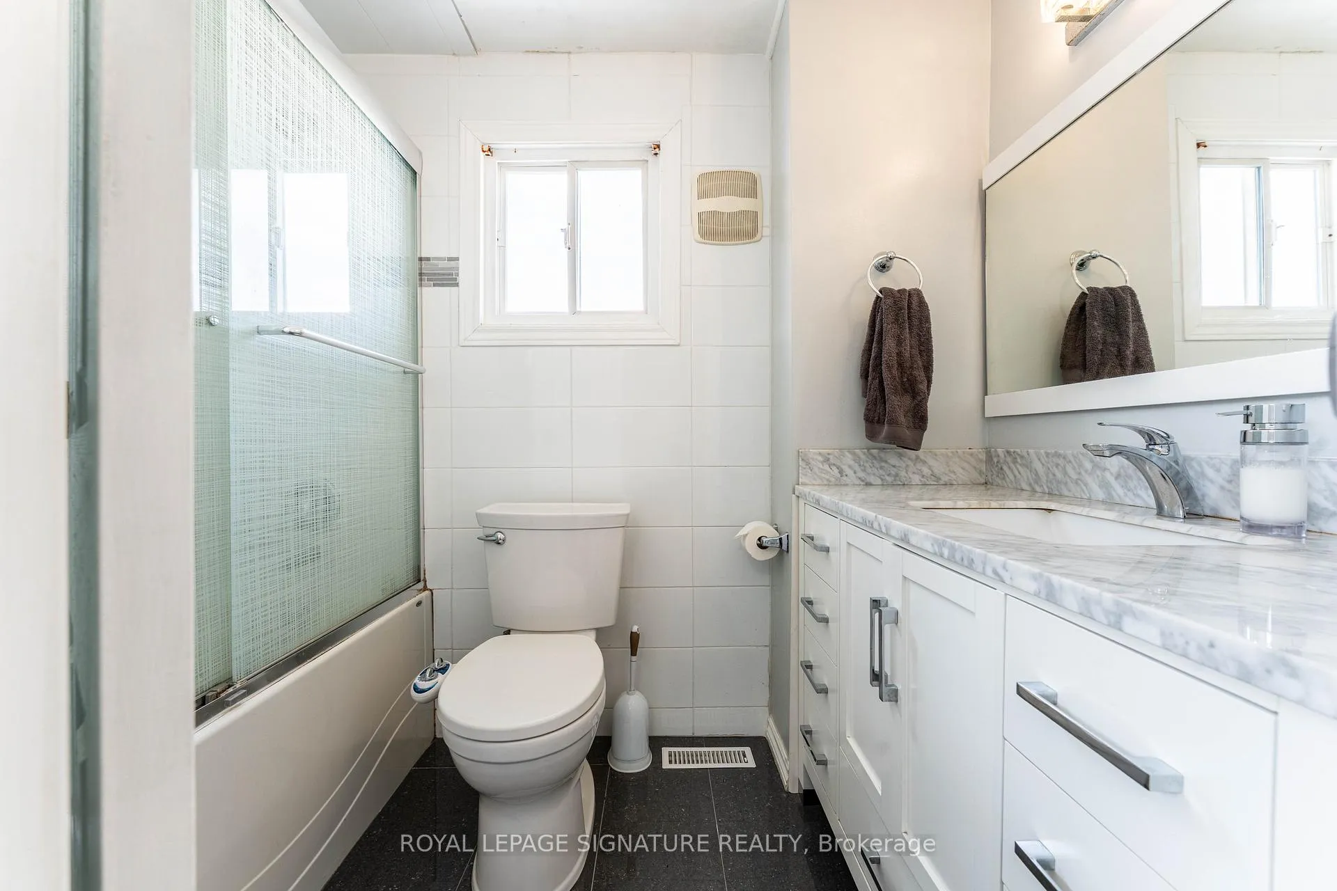 Photo 34 of 25 Hun Crescent, Etobicoke, West Humber-Clairville — HOMEH