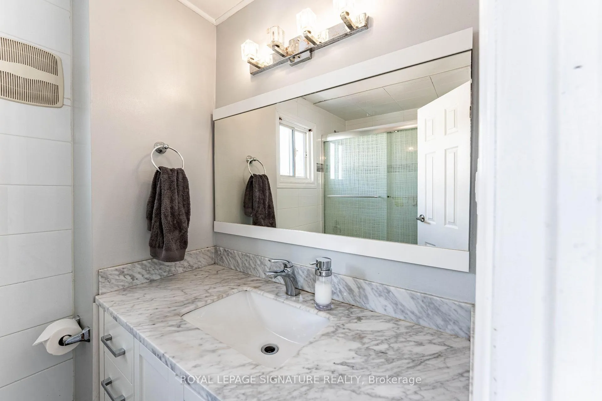 Photo 35 of 25 Hun Crescent, Etobicoke, West Humber-Clairville — HOMEH