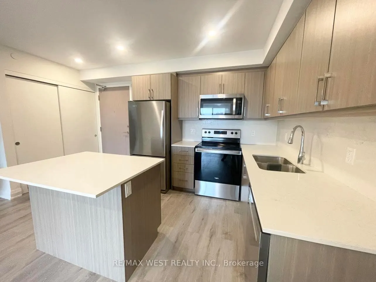 Photo 5 of Unit 301, 58 Lakeside Terrace, Barrie, Little Lake — HOMEH